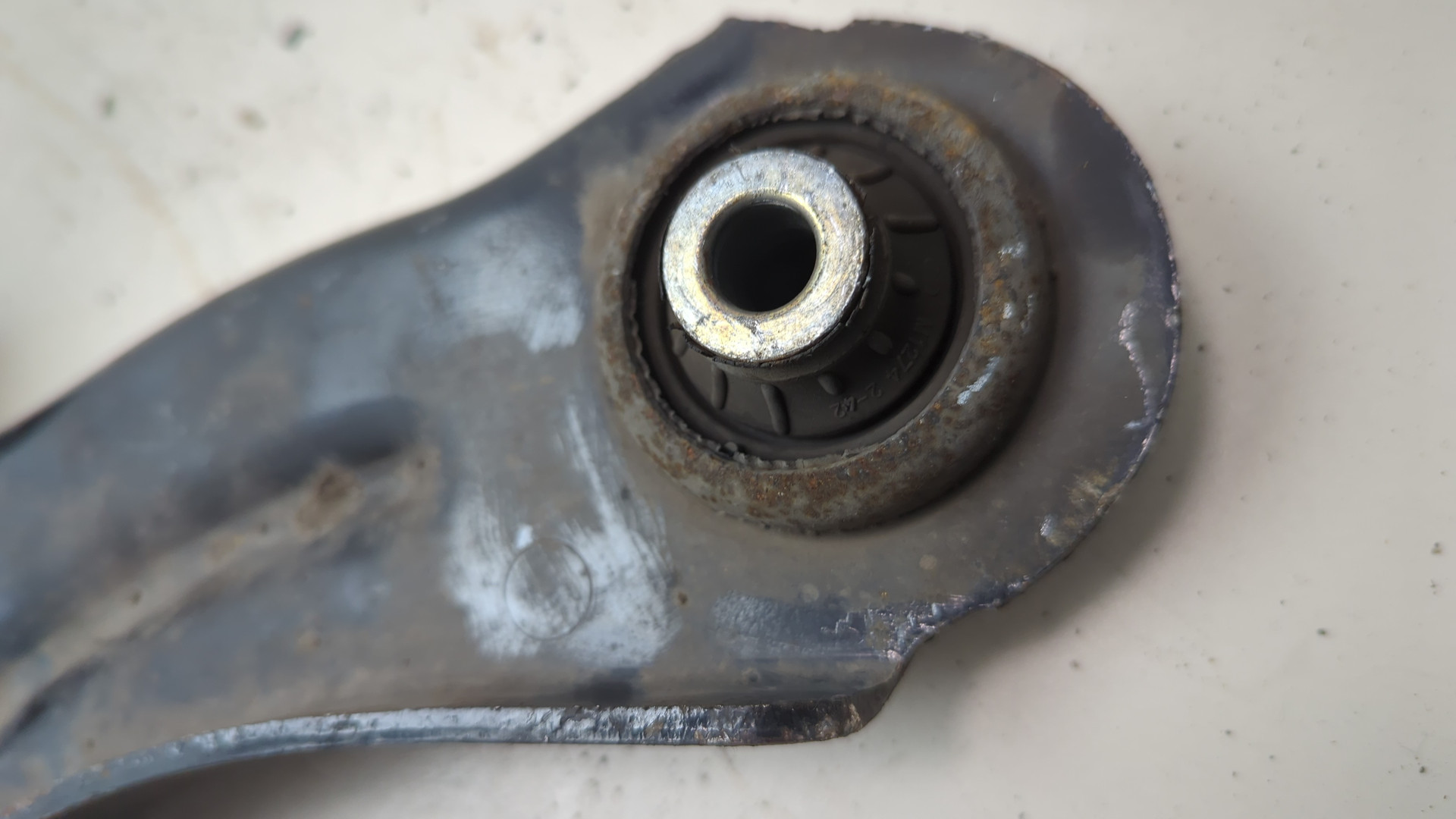 Рычаг передний левый