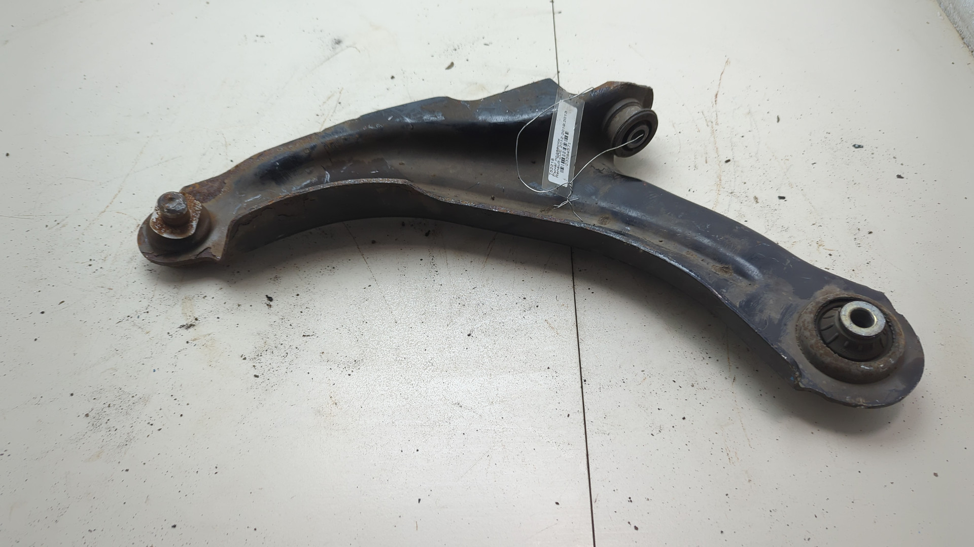 Рычаг передний левый