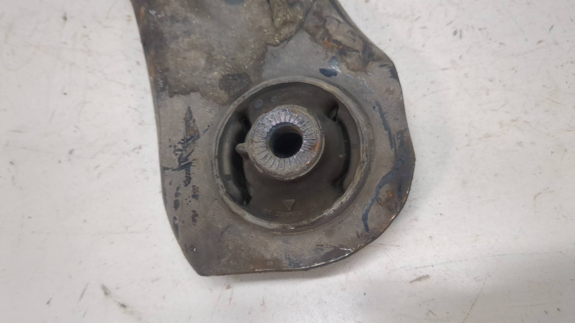 Рычаг передний левый