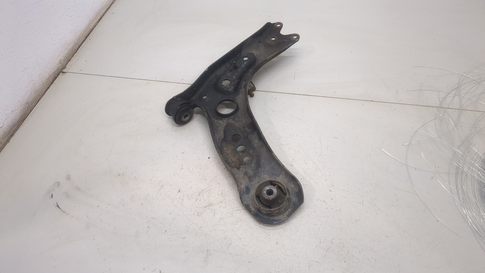 Рычаг передний левый