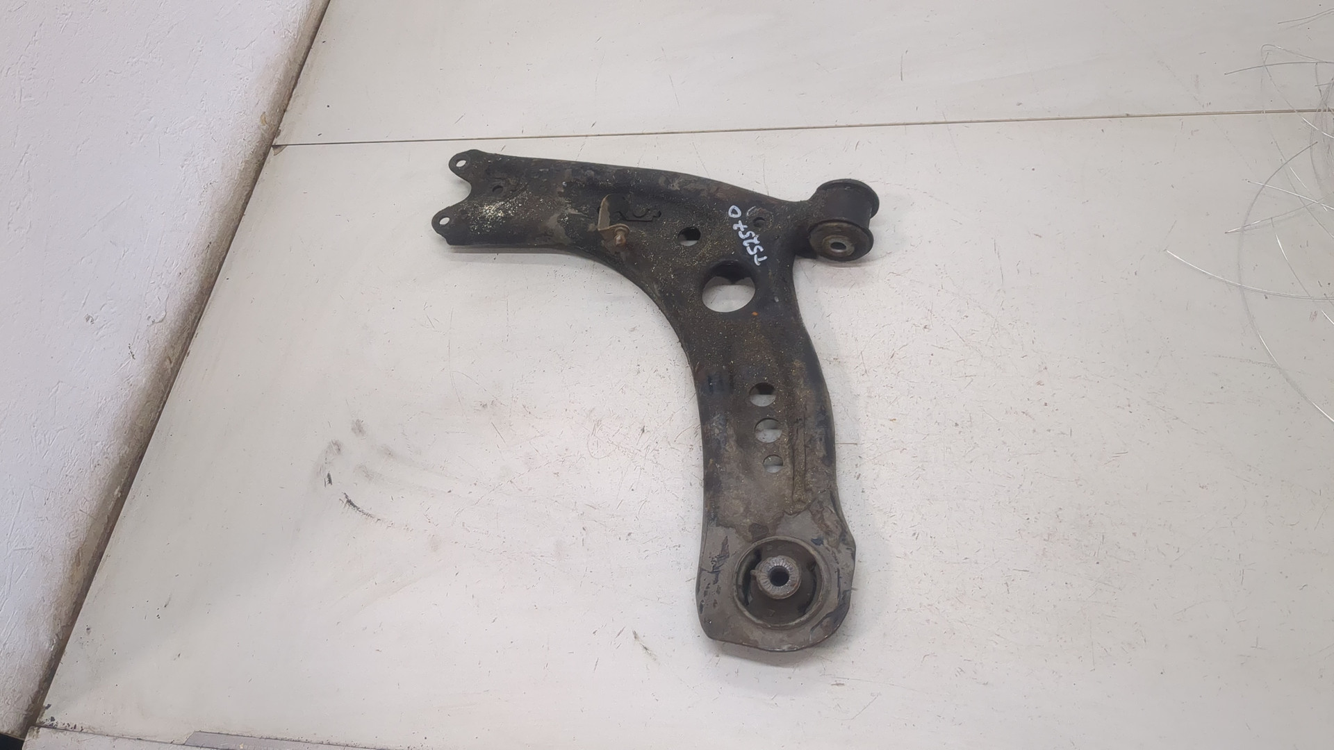 Рычаг передний левый