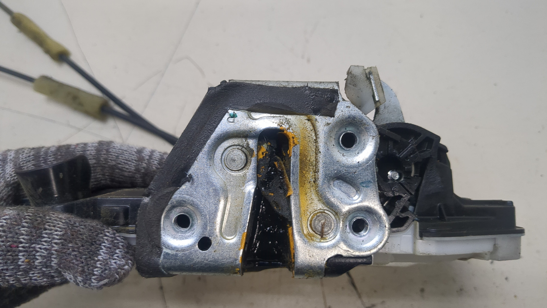 Замок двери передней правой