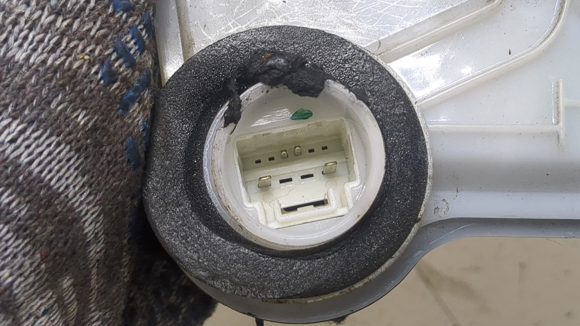 Замок двери передней правой