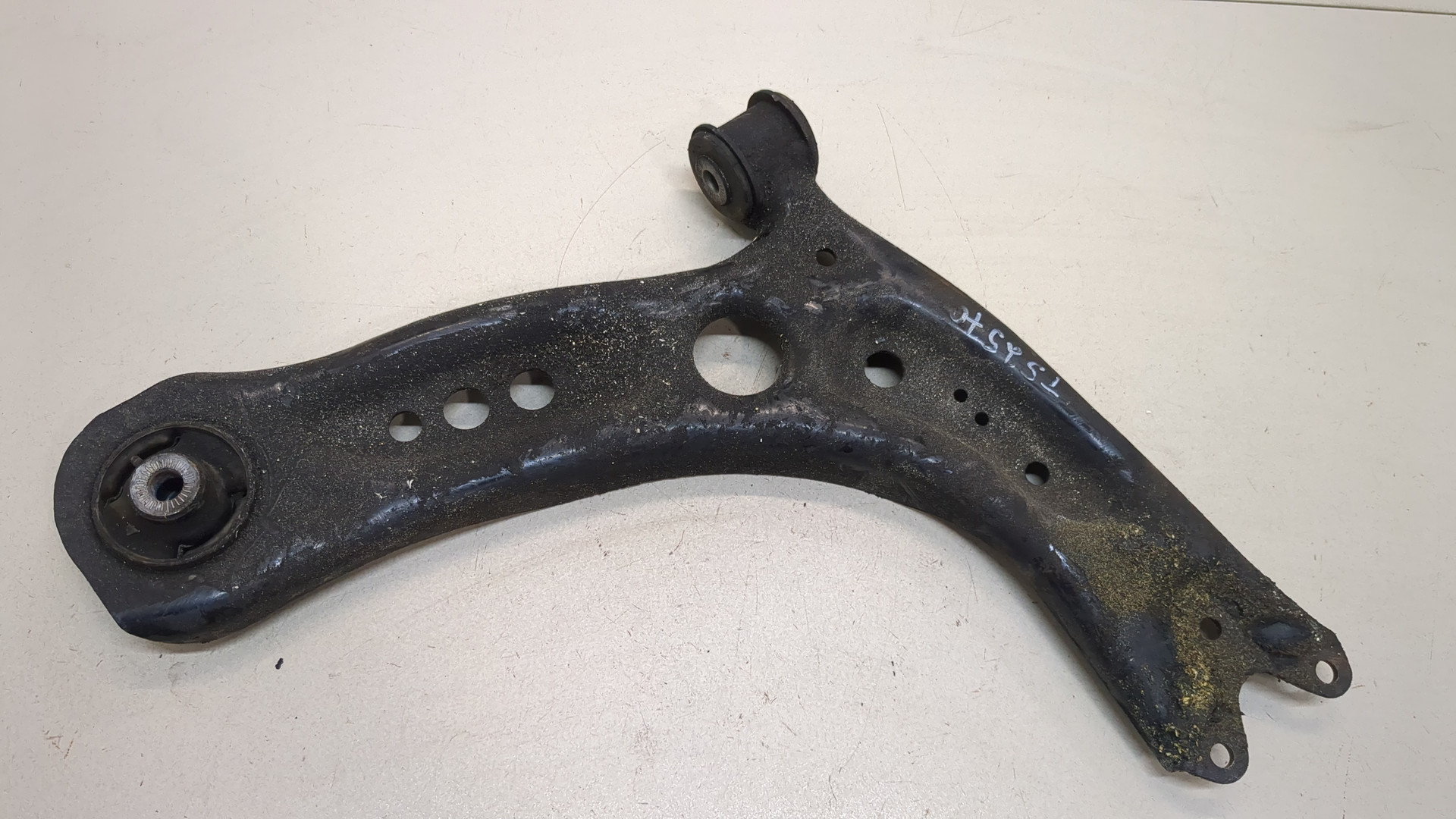 Рычаг передний правый