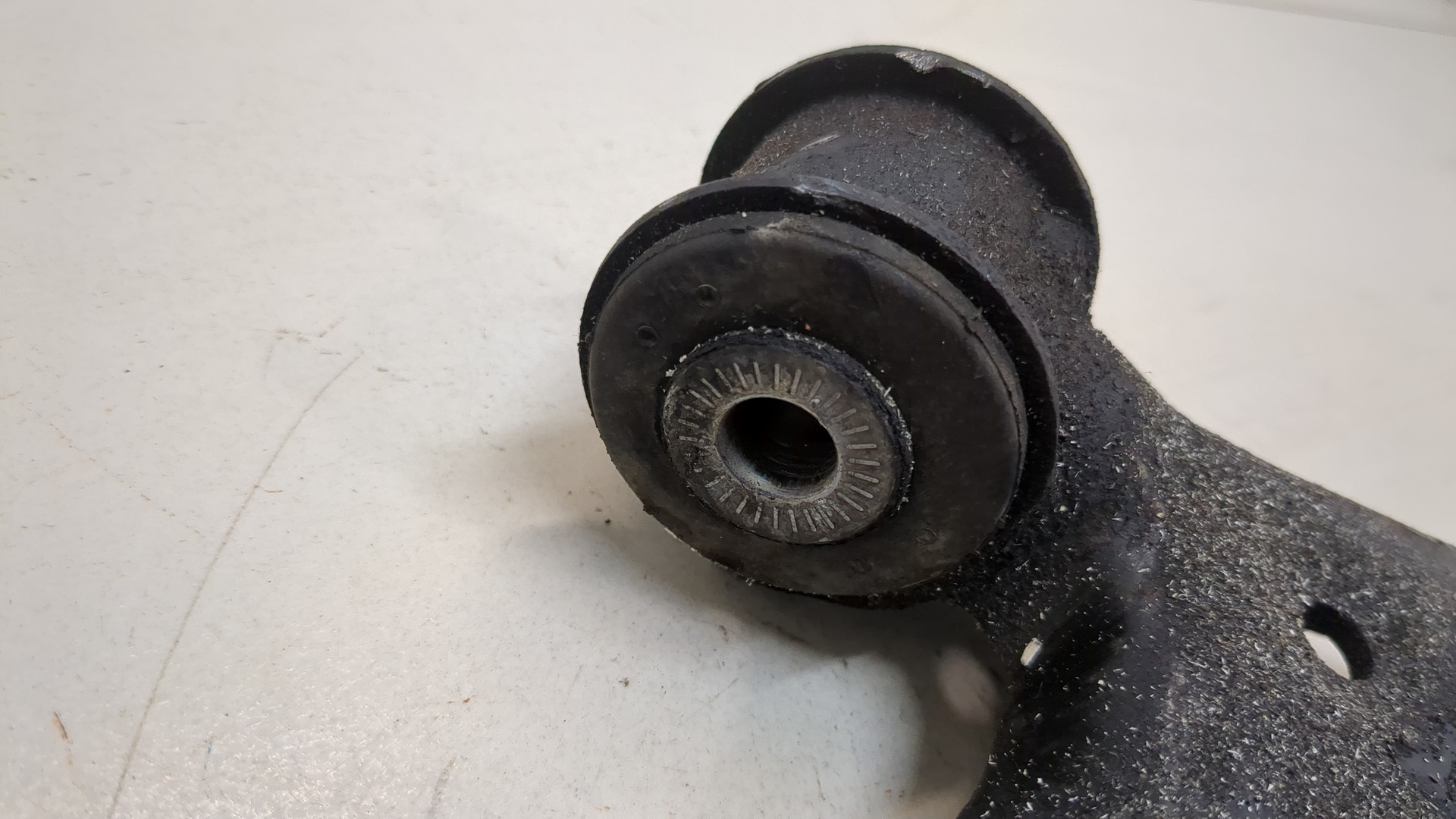 Рычаг передний правый