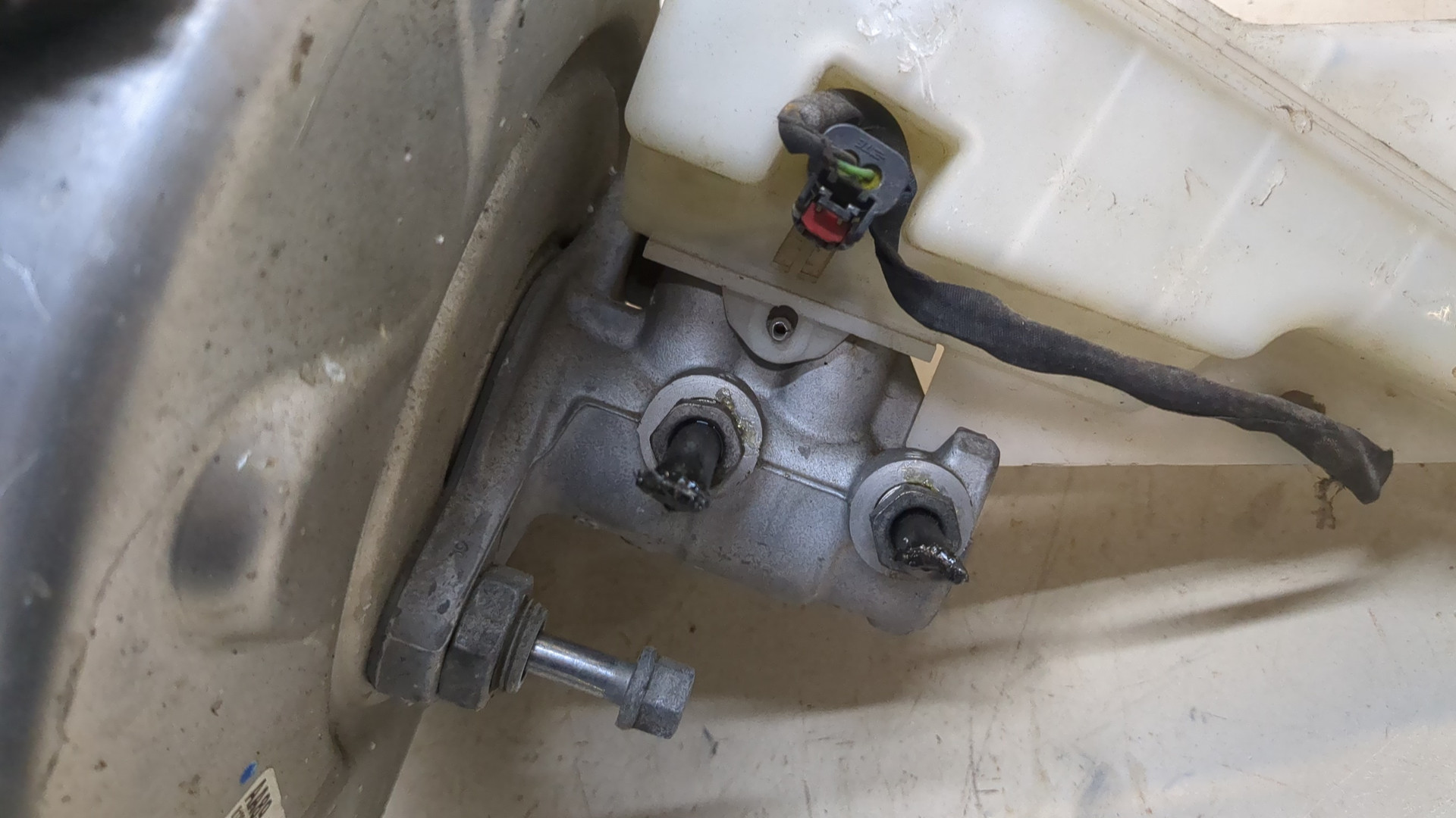 Цилиндр тормозной главный