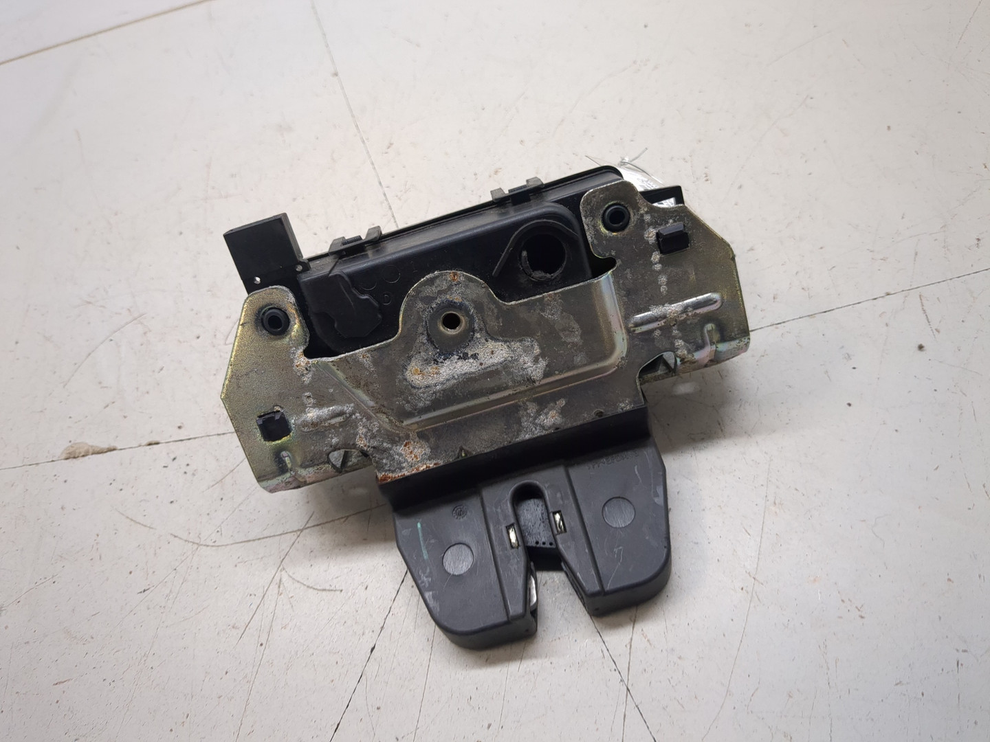 Замок багажника