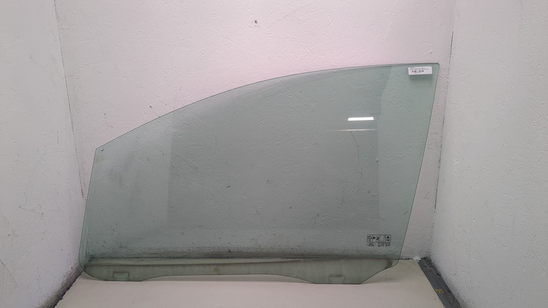 Стекло двери передней левой