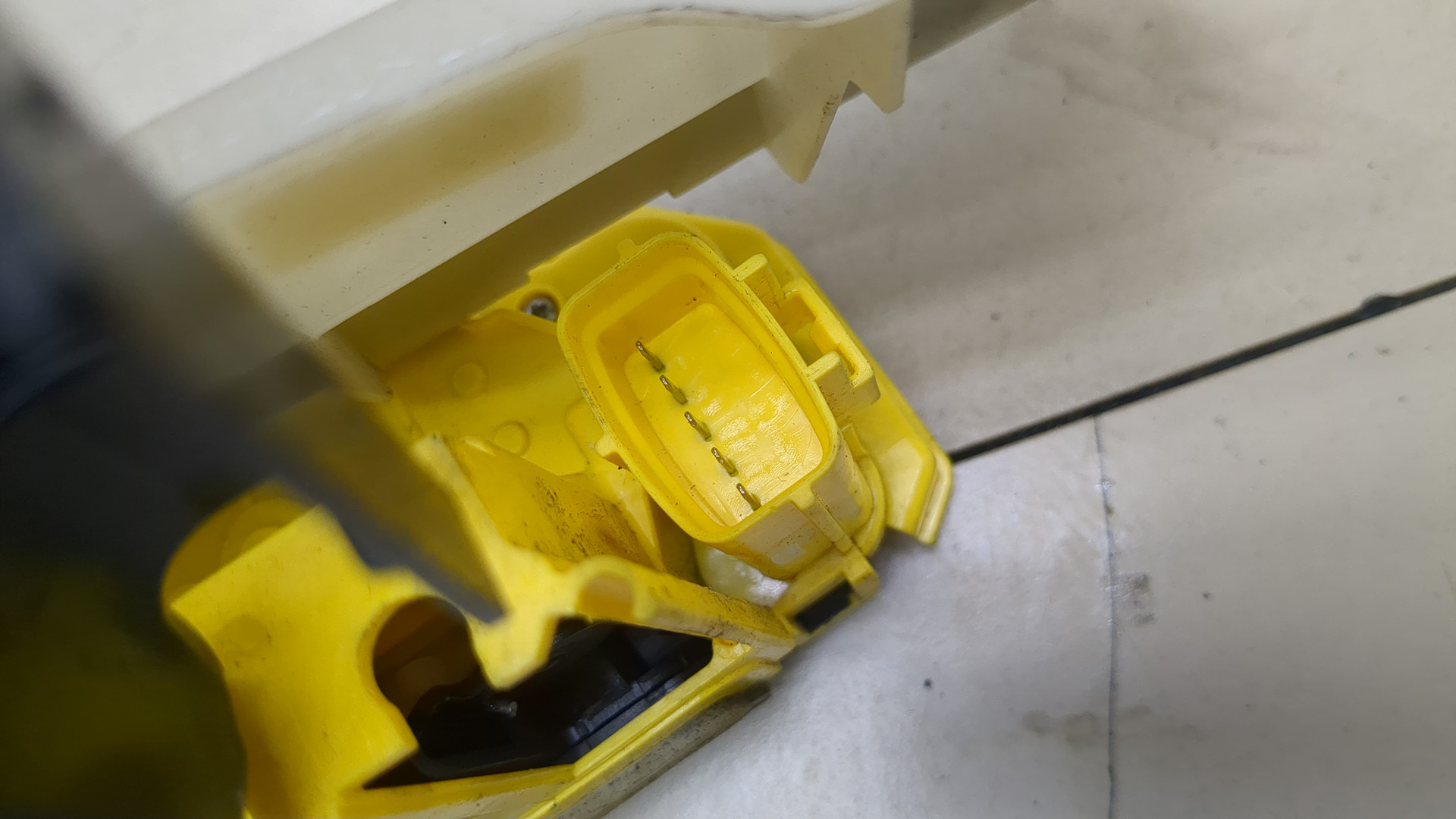 Замок двери передней правой