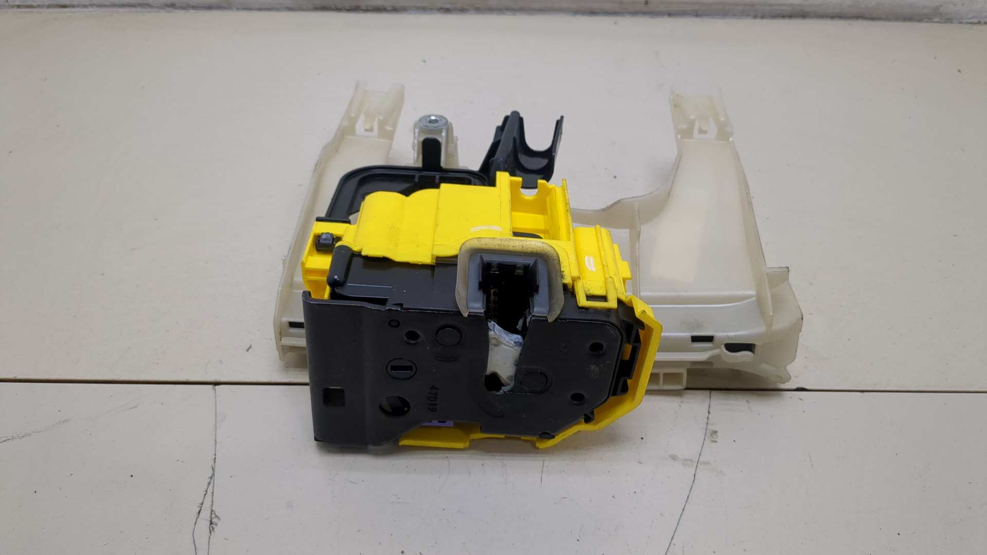 Замок двери передней правой