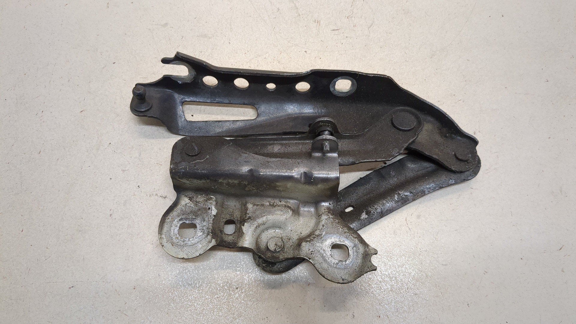 Петля капота правая