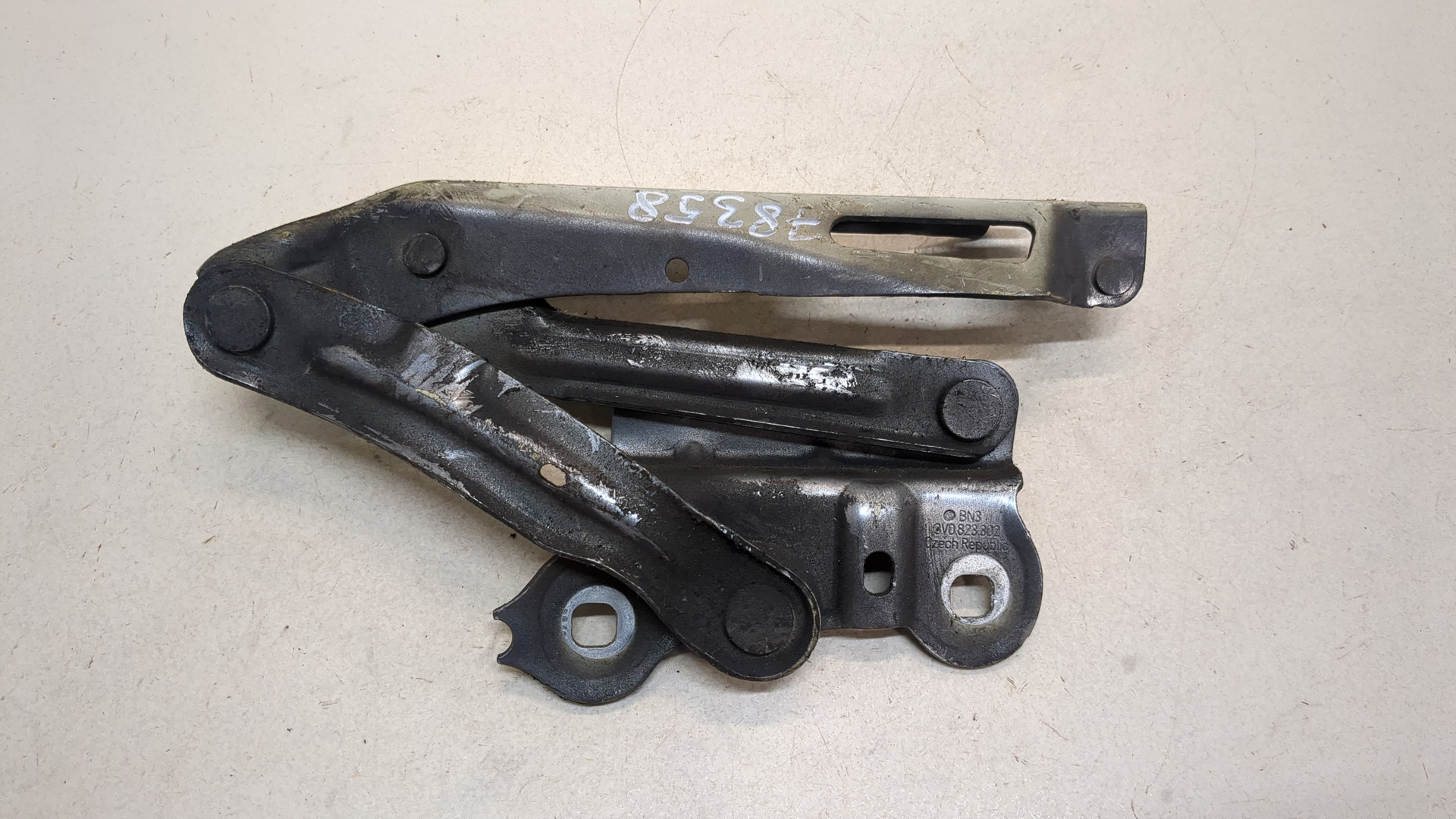 Петля капота правая