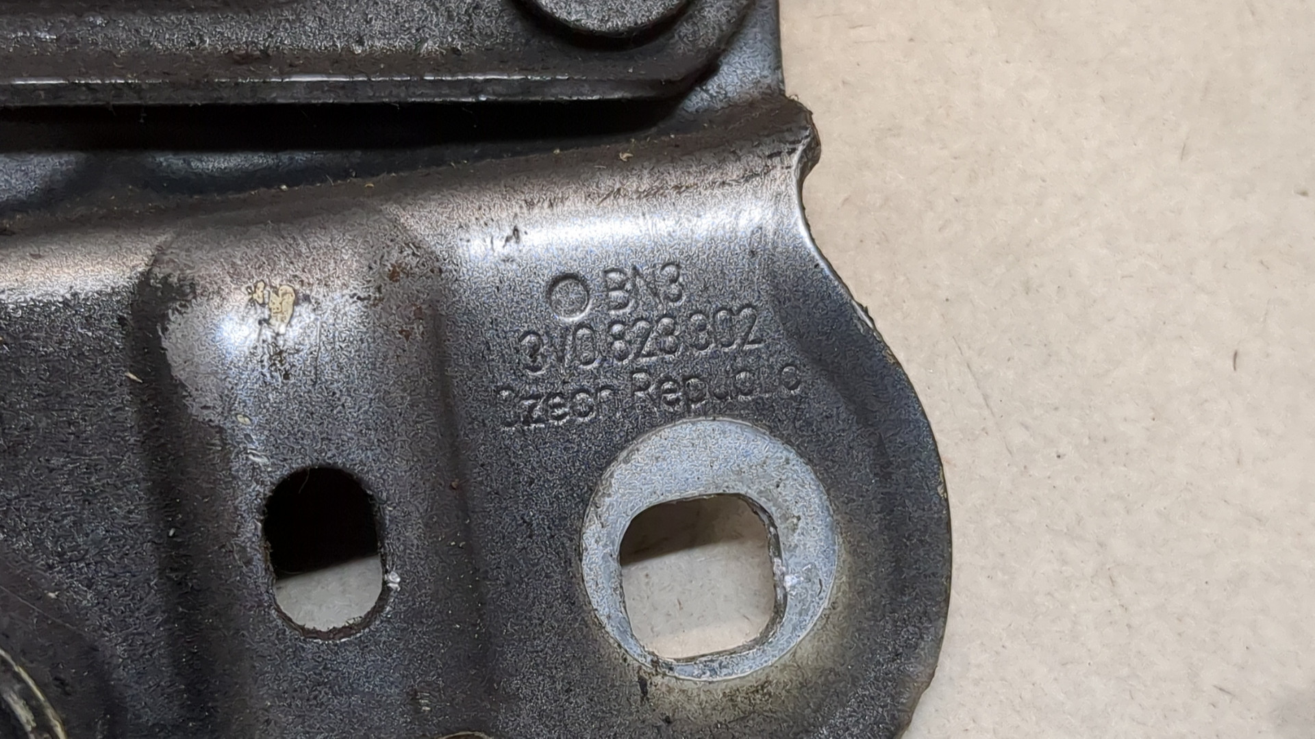 Петля капота правая