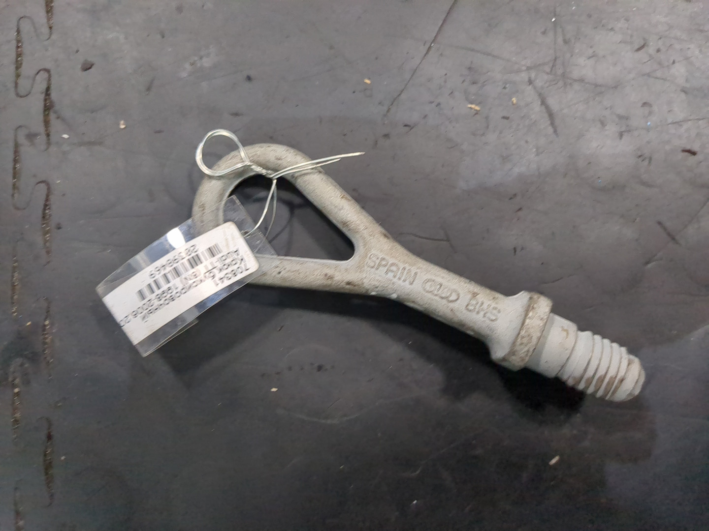 Крюк буксировочный