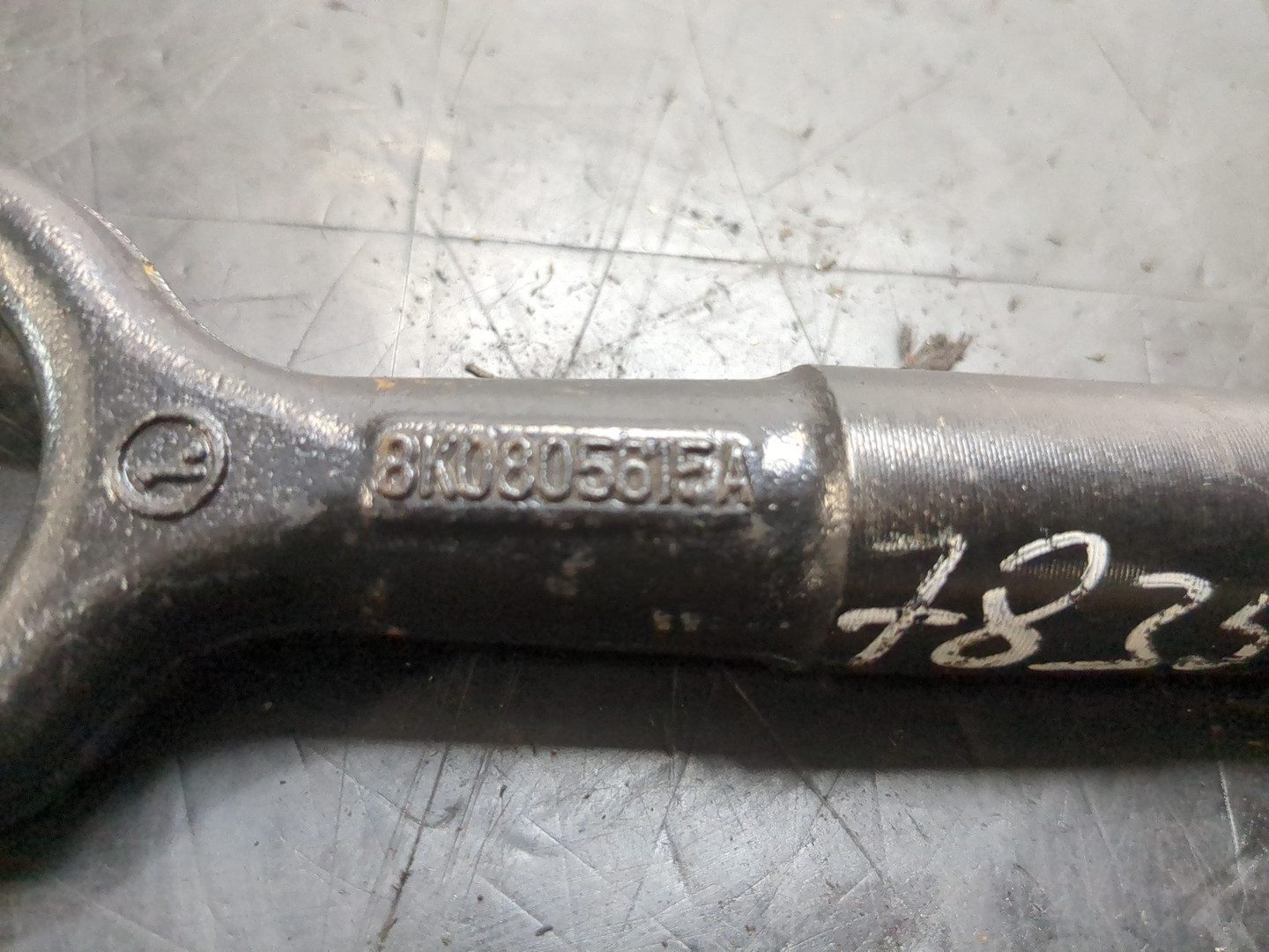 Крюк буксировочный