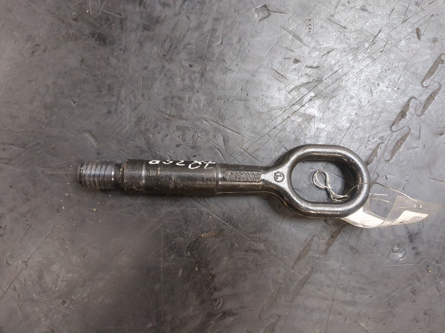 Крюк буксировочный