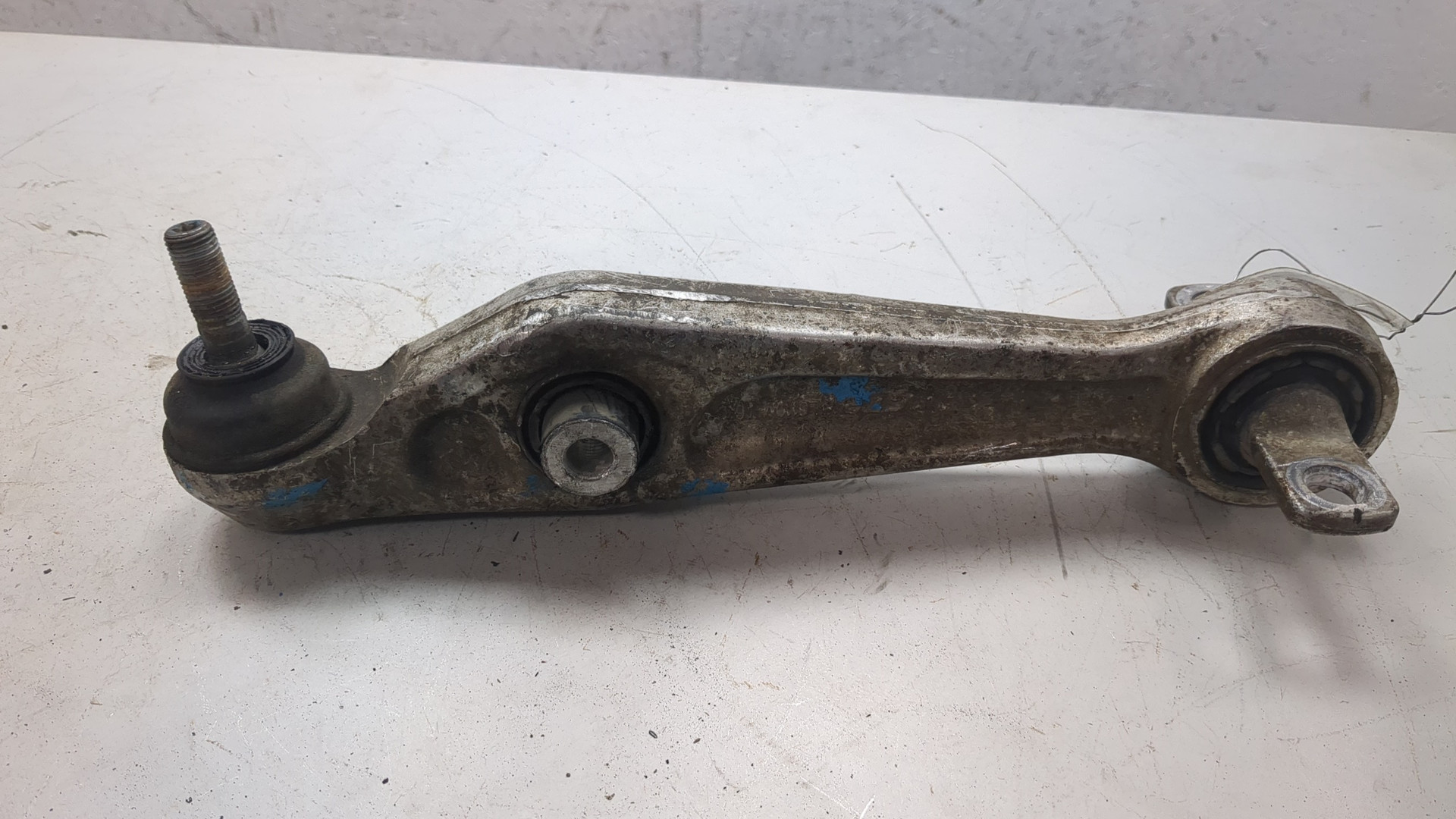 Рычаг передний левый