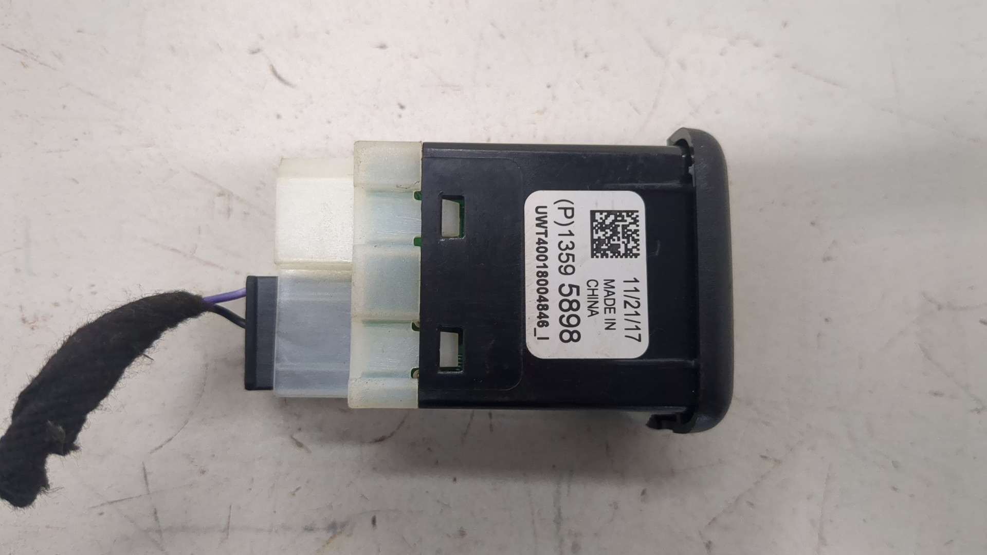 Гнездо AUX / USB IN