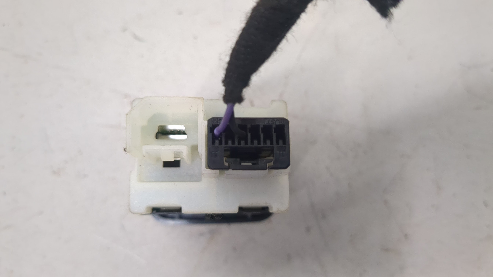 Гнездо AUX / USB IN