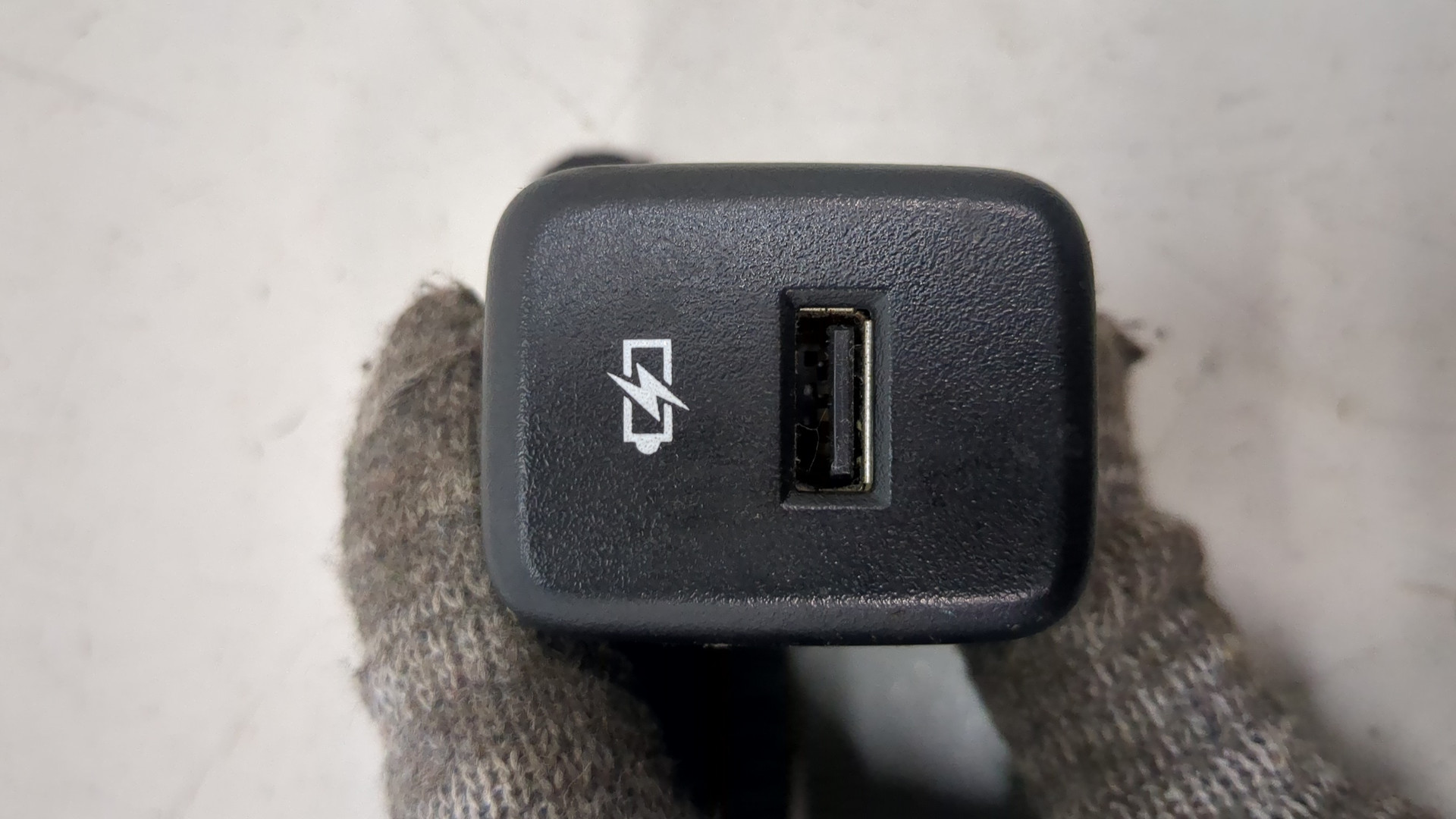 Гнездо AUX / USB IN