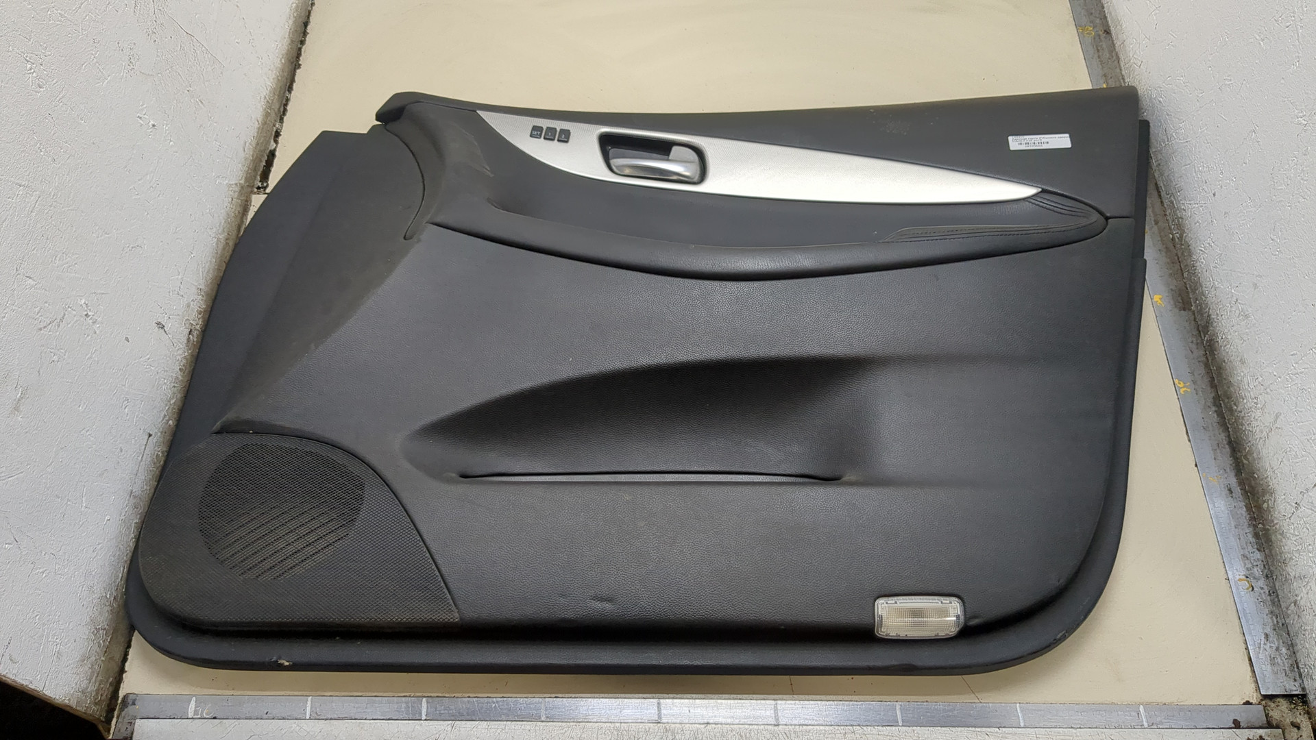 Обшивка двери передней правой