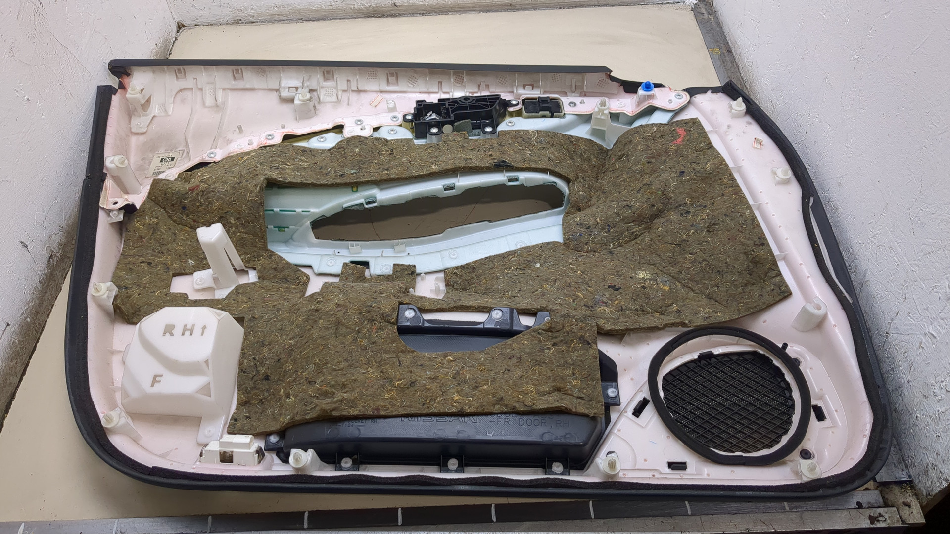 Обшивка двери передней правой