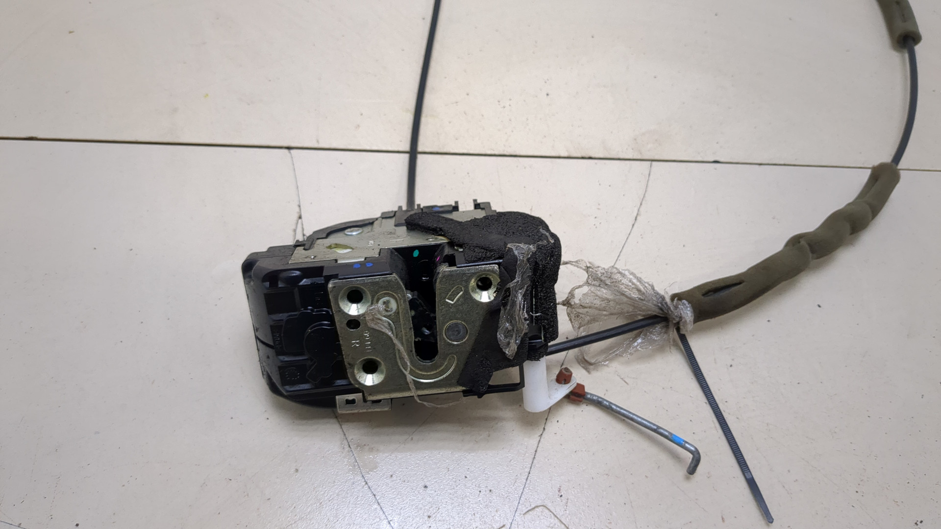 Замок двери передней правой