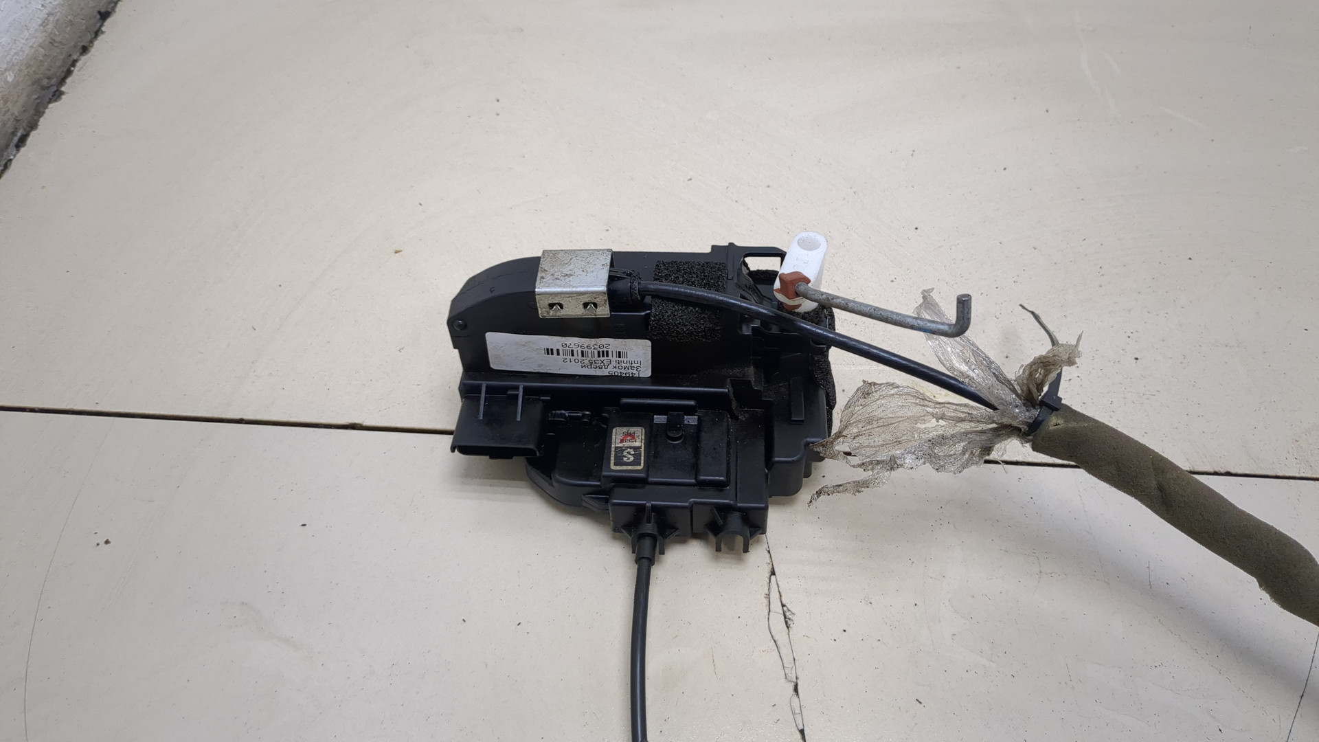 Замок двери передней правой