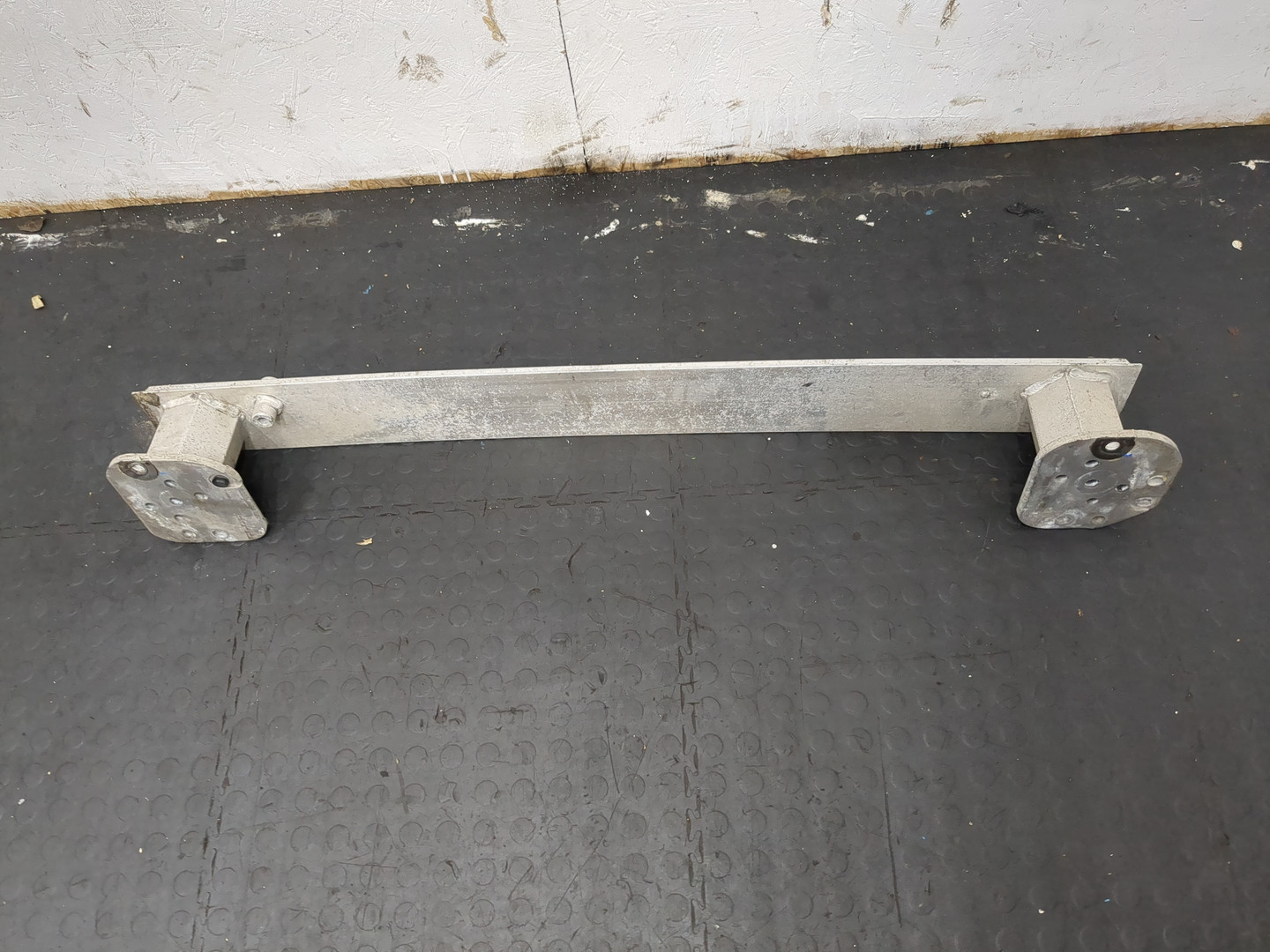 Усилитель переднего бампера