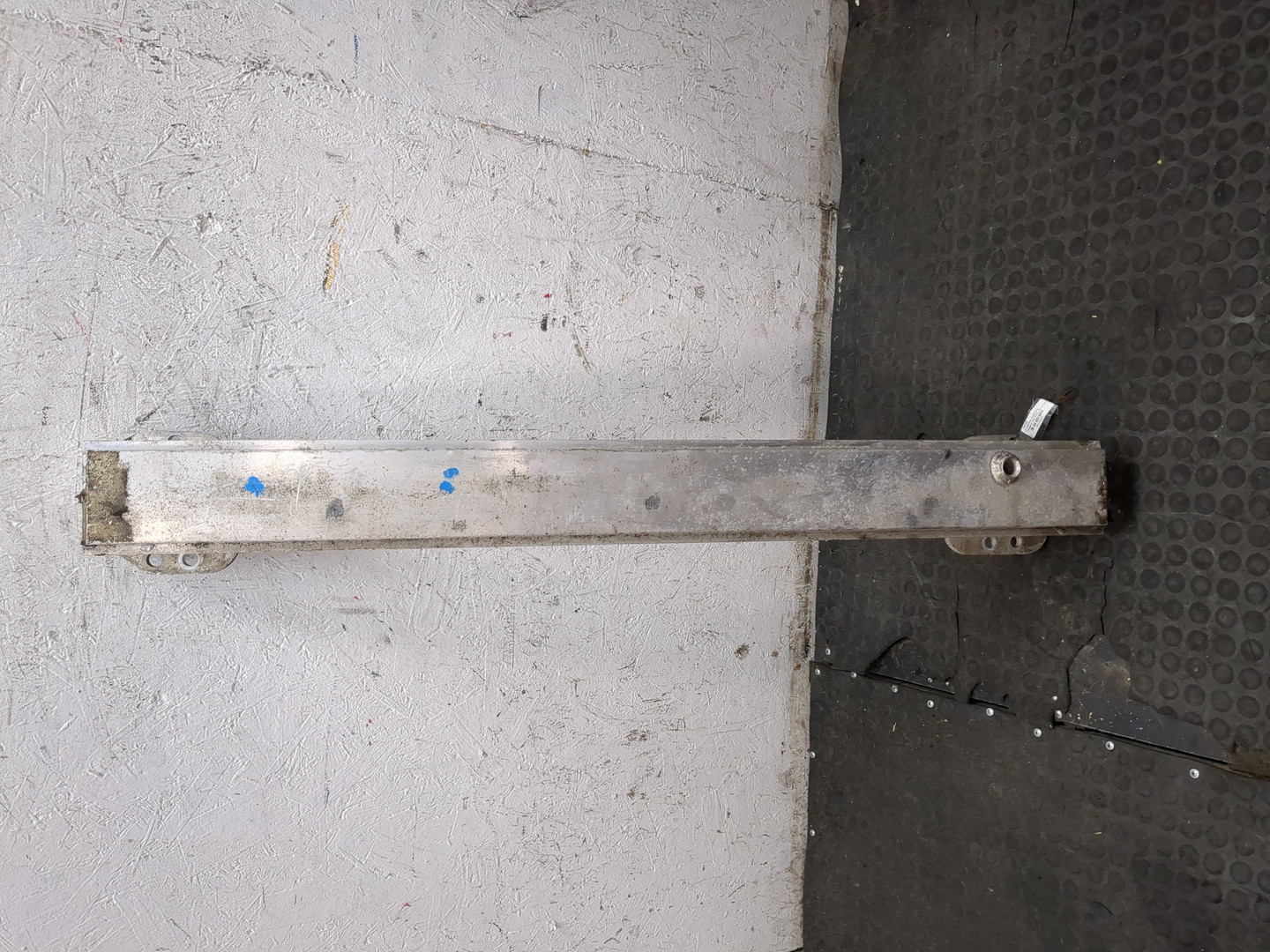 Усилитель переднего бампера