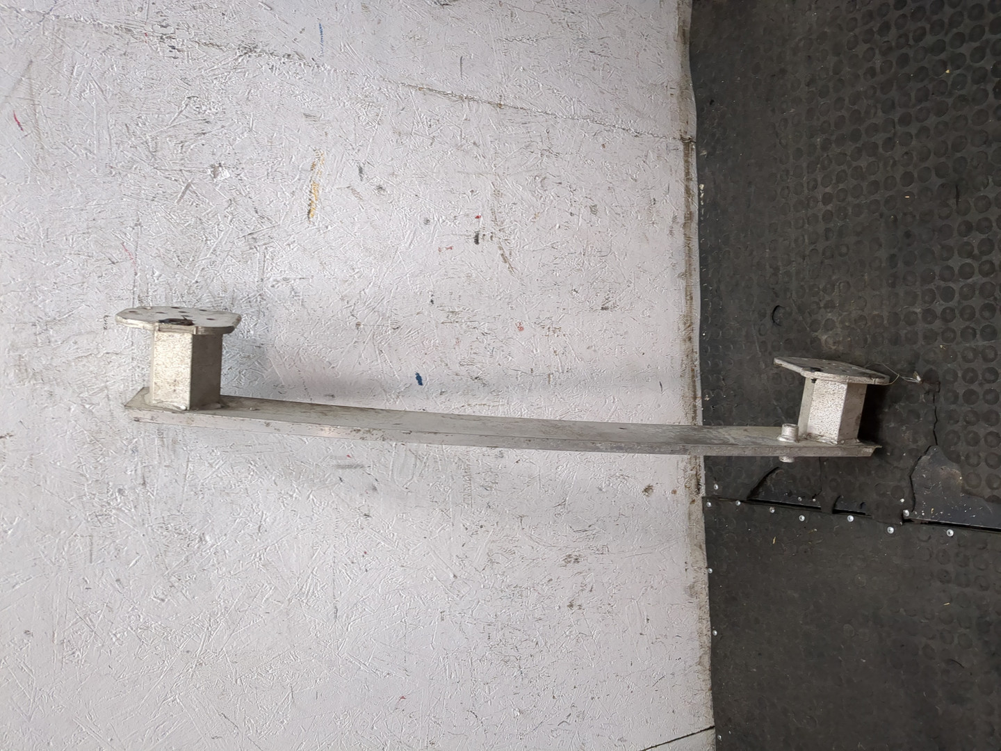 Усилитель переднего бампера