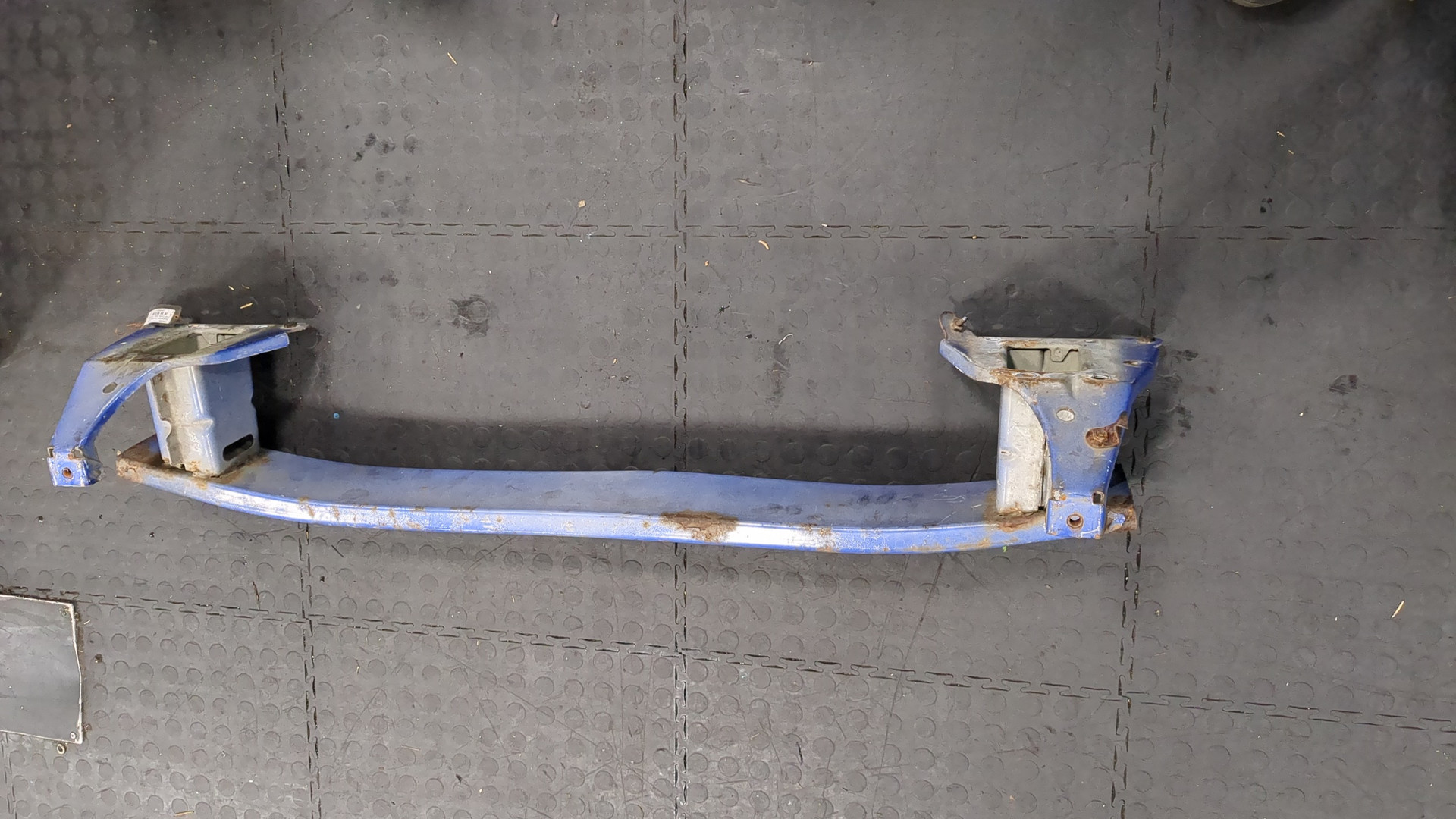 Усилитель переднего бампера