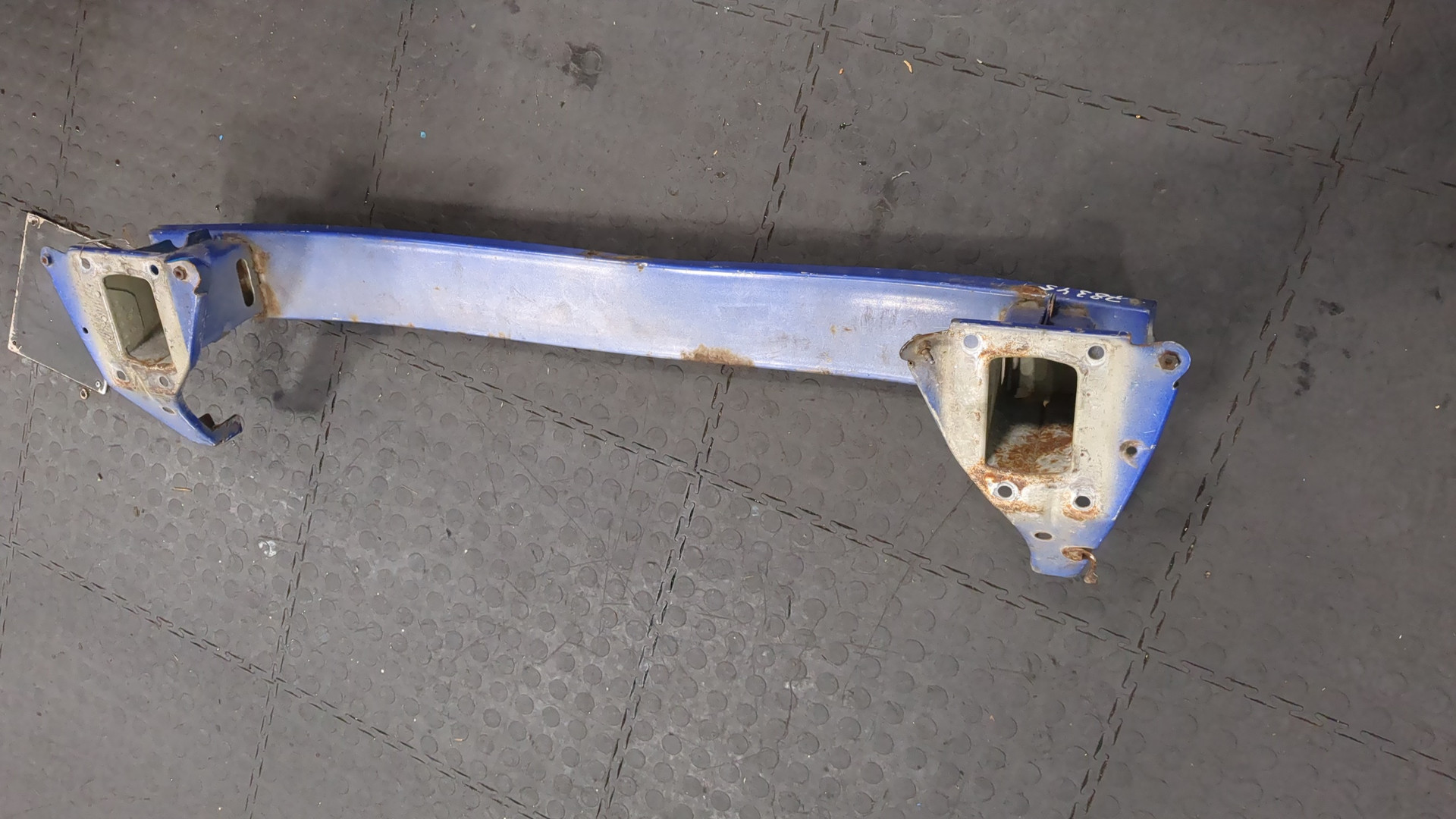 Усилитель переднего бампера