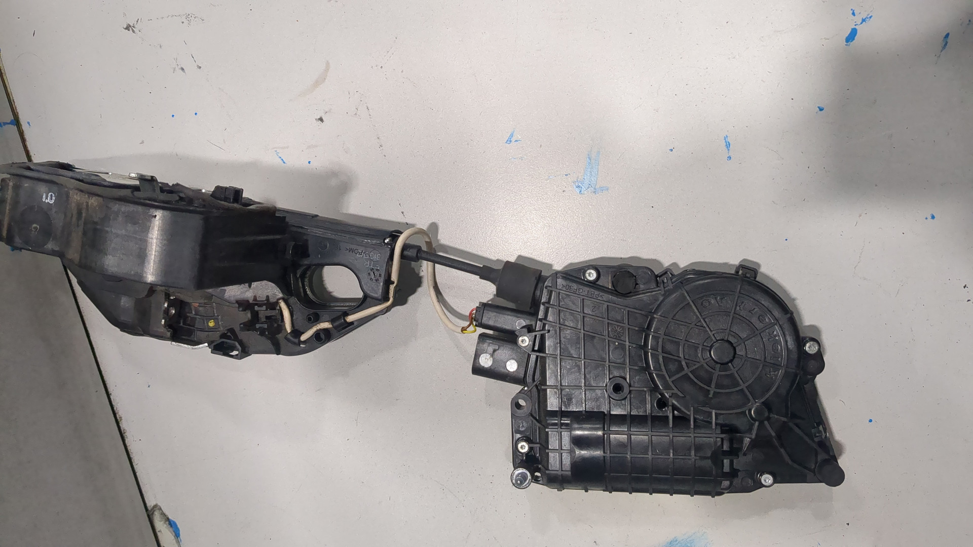 Замок двери передней правой