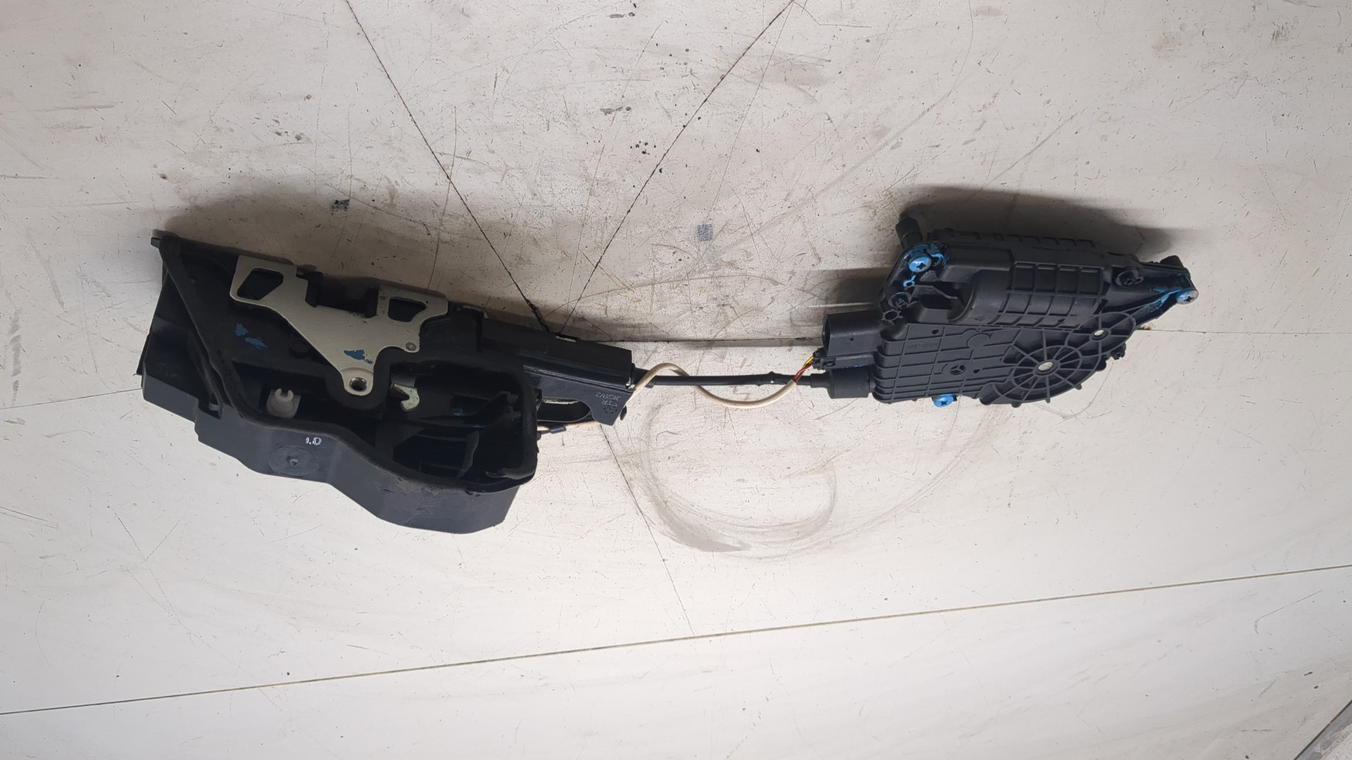 Замок двери передней правой