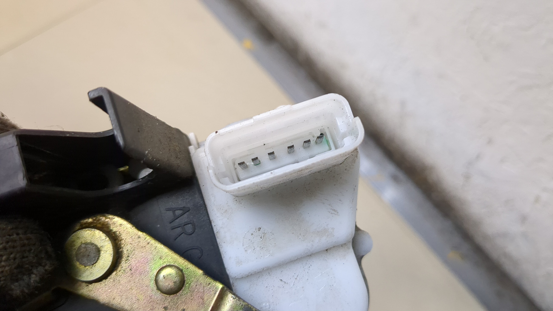 Замок двери задней левой