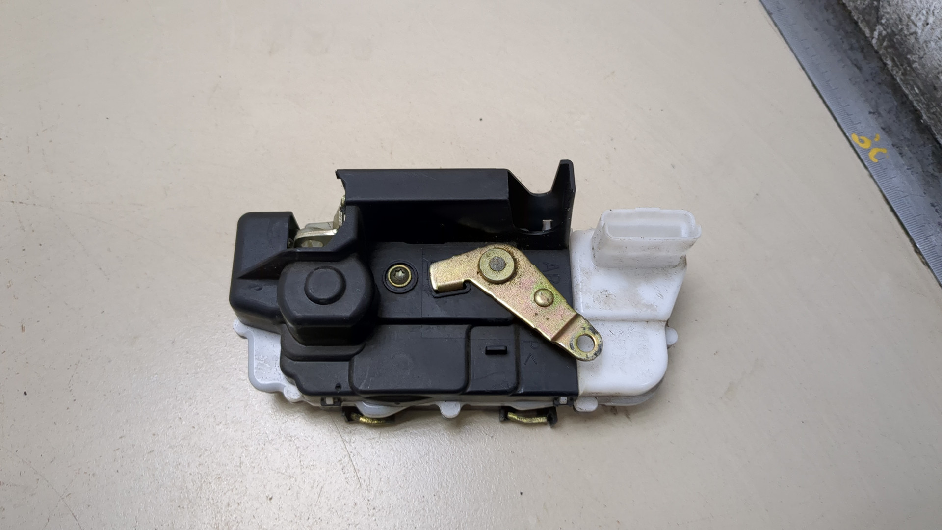 Замок двери задней левой