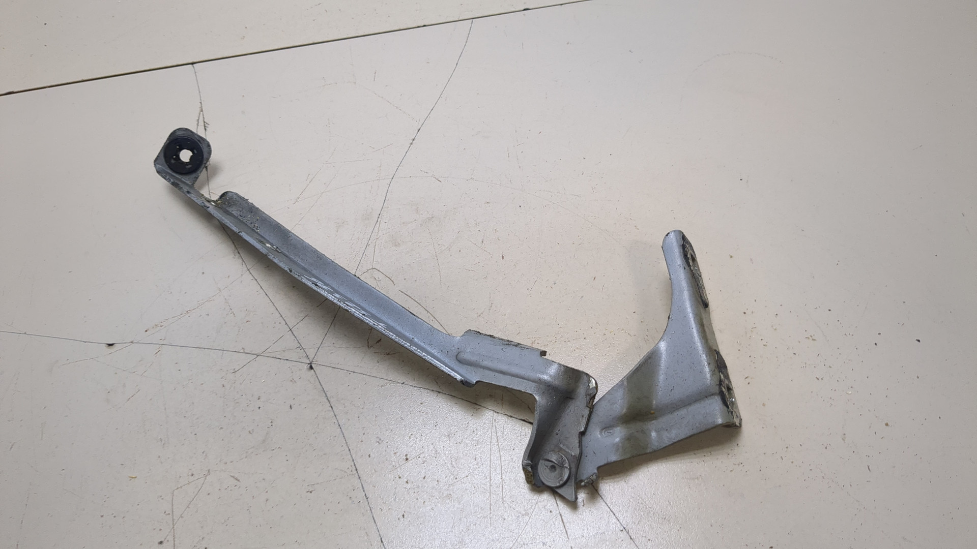 Петля капота левая