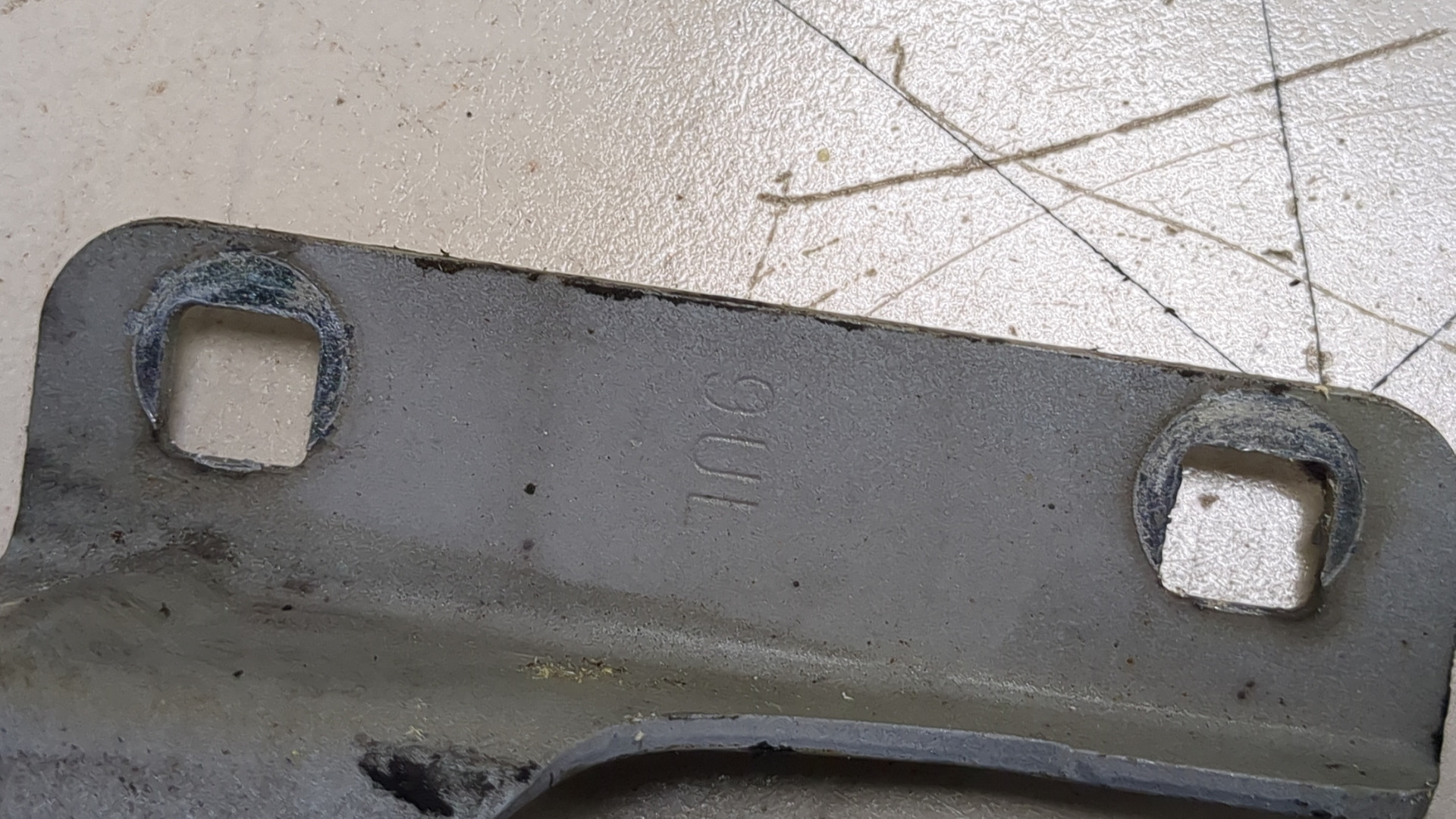 Петля капота левая