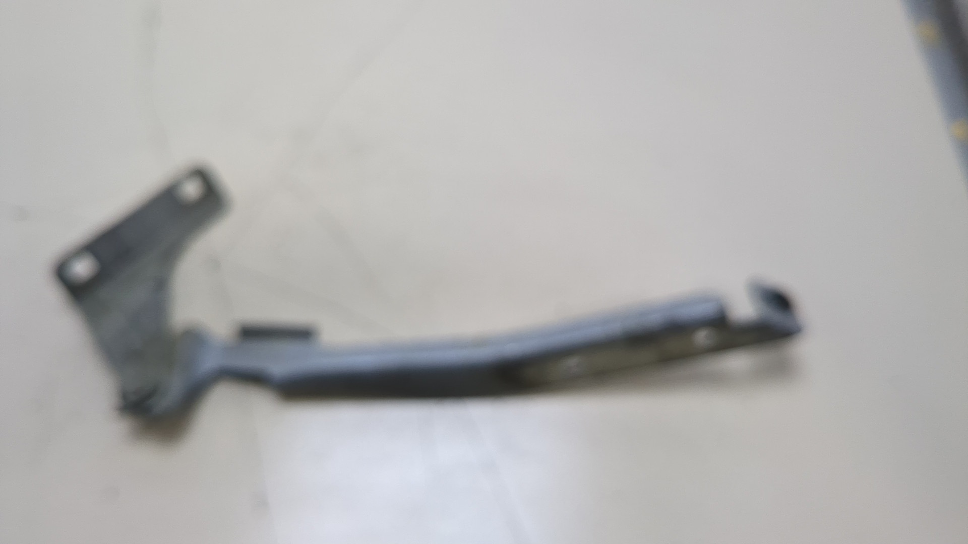 Петля капота левая