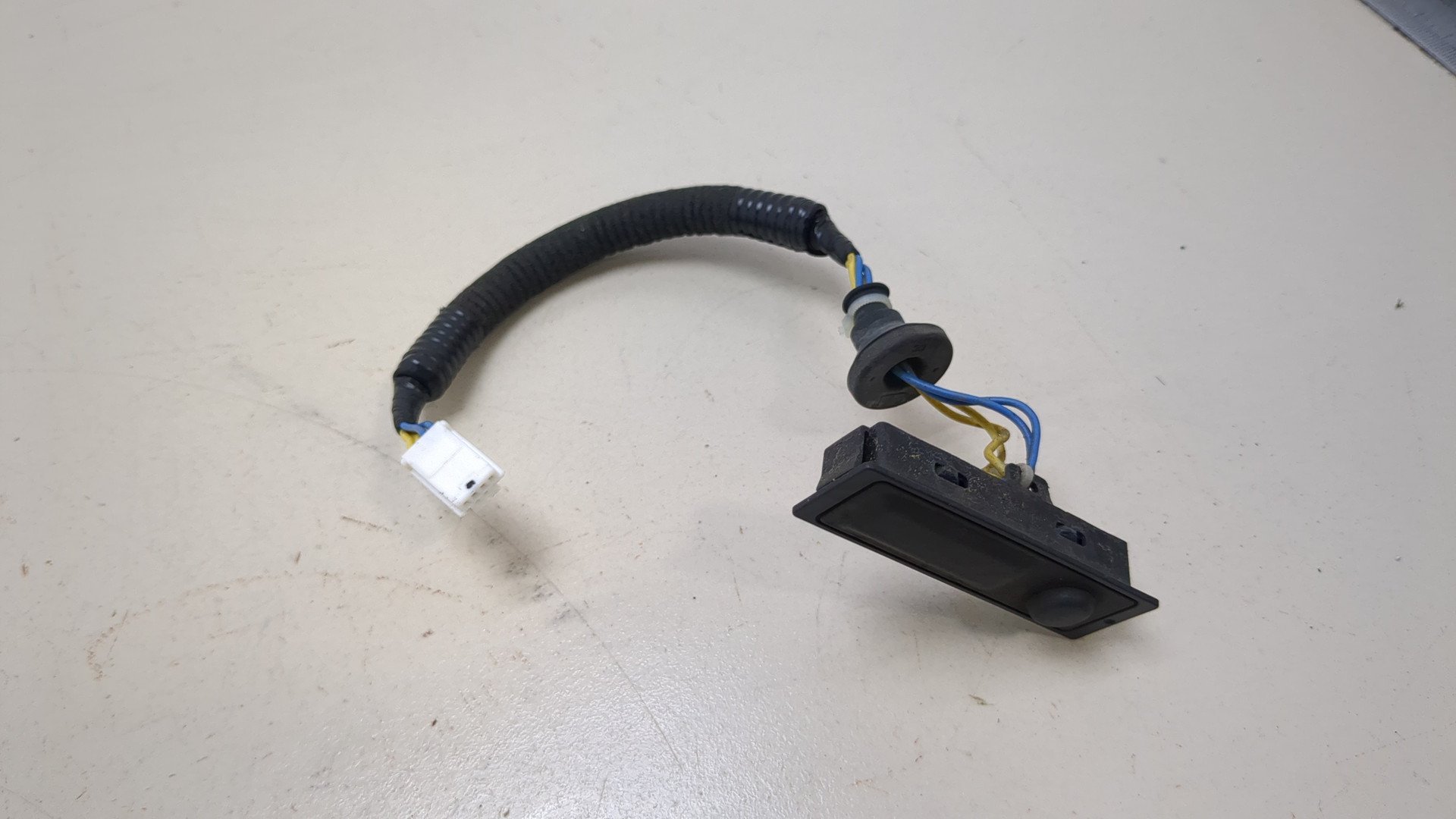 Кнопка открывания багажника