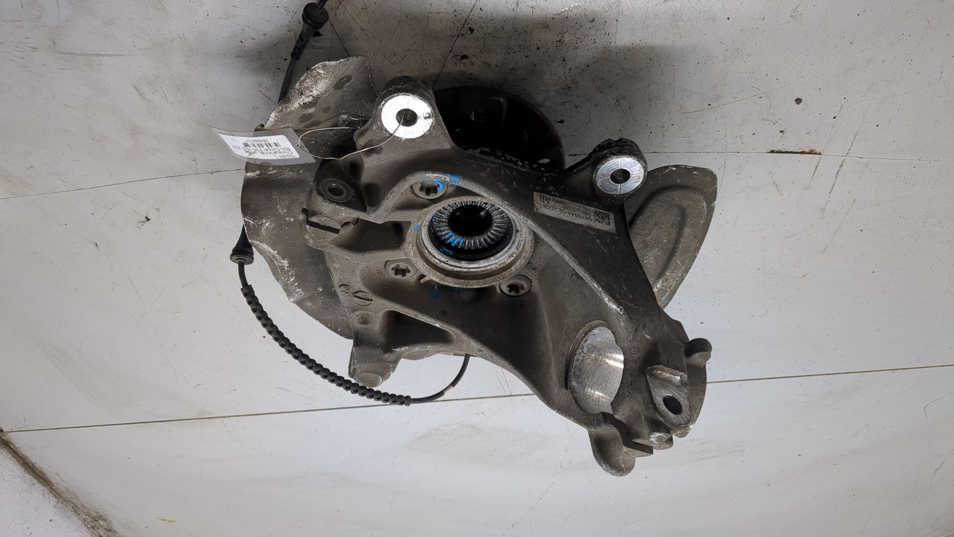 Кулак поворотный передний правый