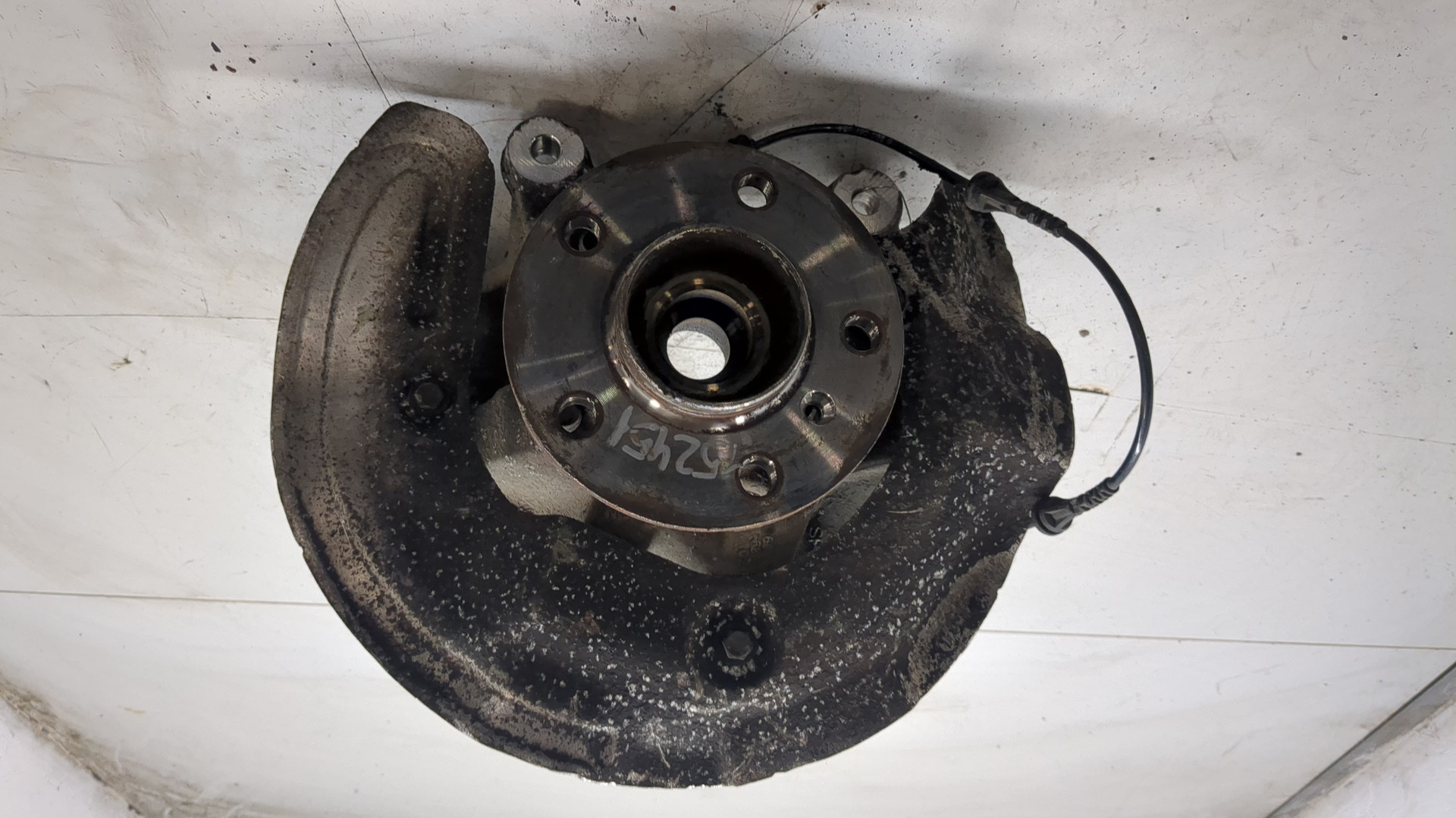 Кулак поворотный передний правый