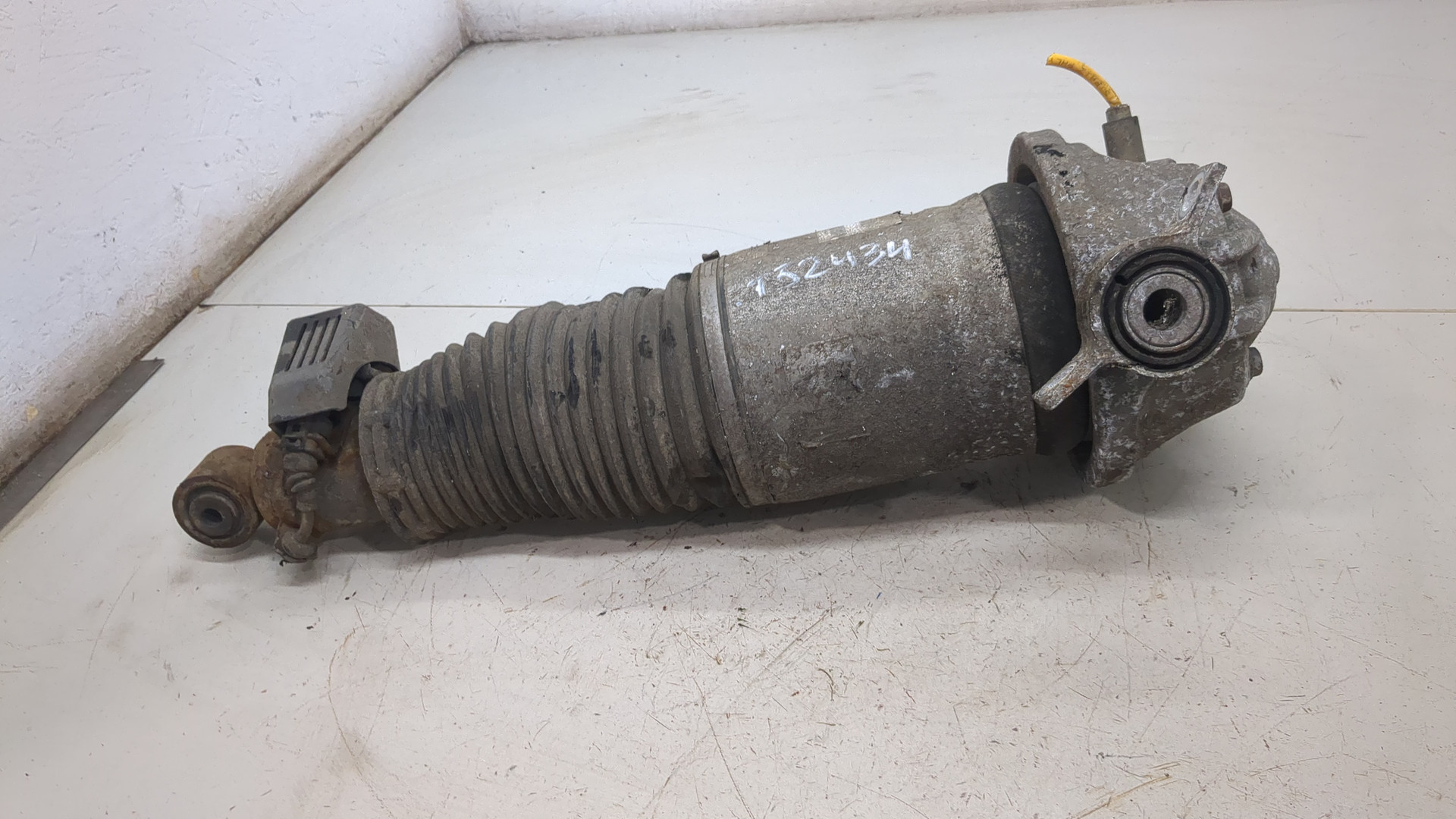 Амортизатор задний правый