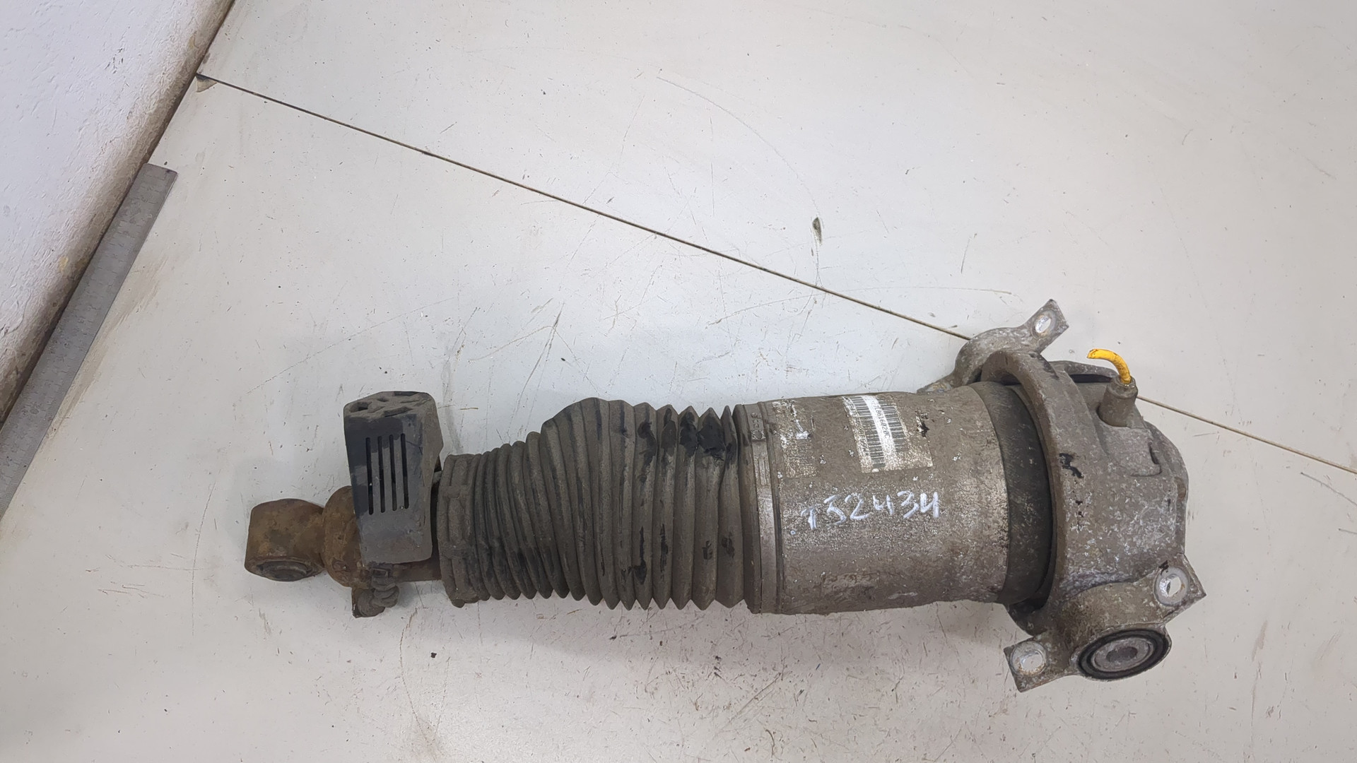 Амортизатор задний правый