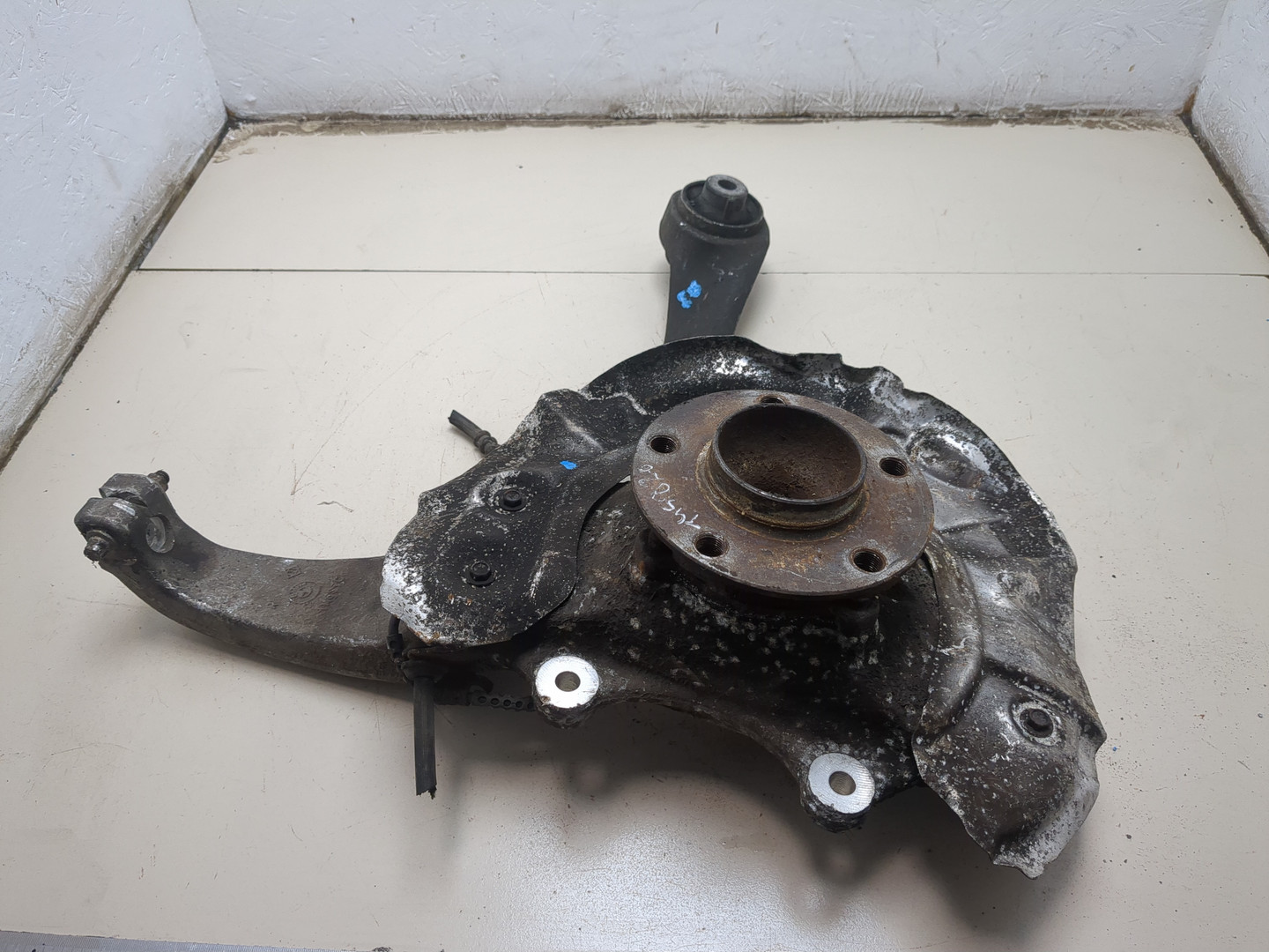 Кулак поворотный передний правый