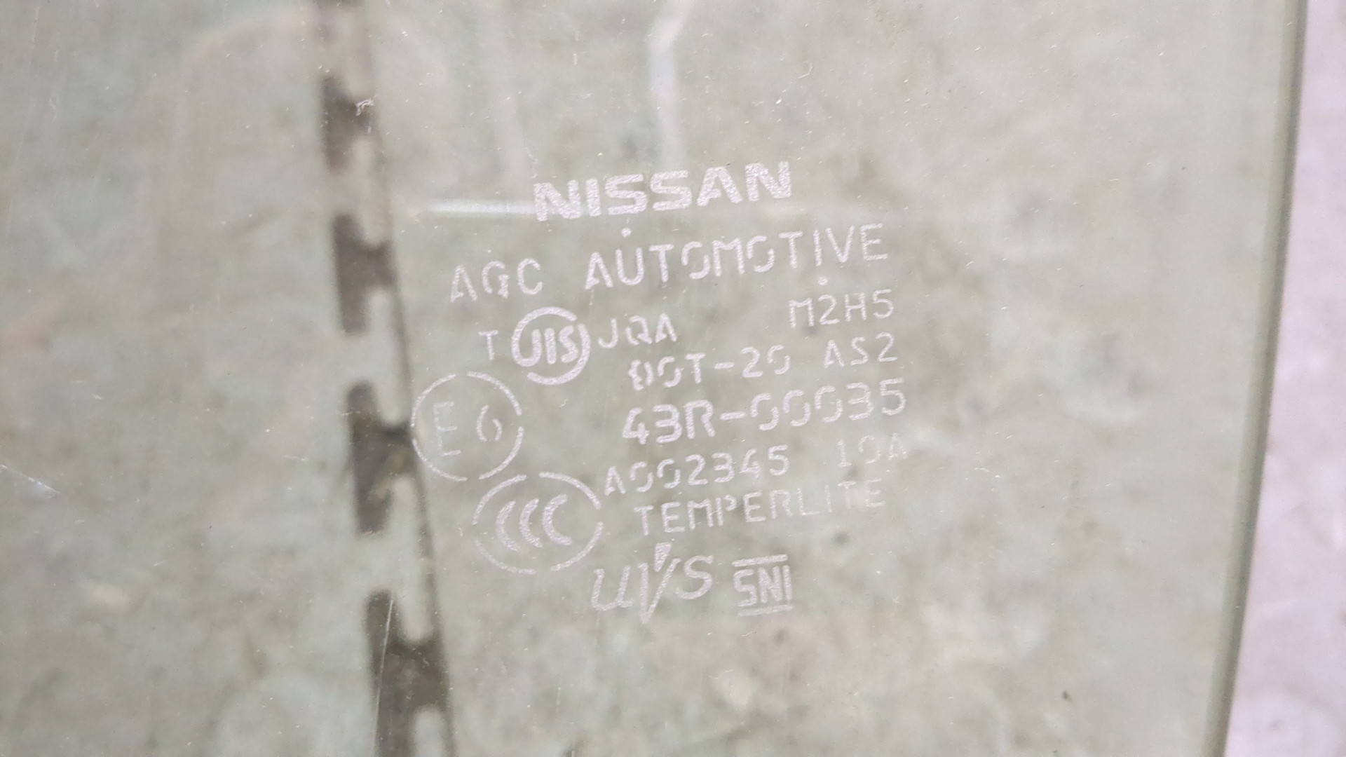 Стекло двери передней левой