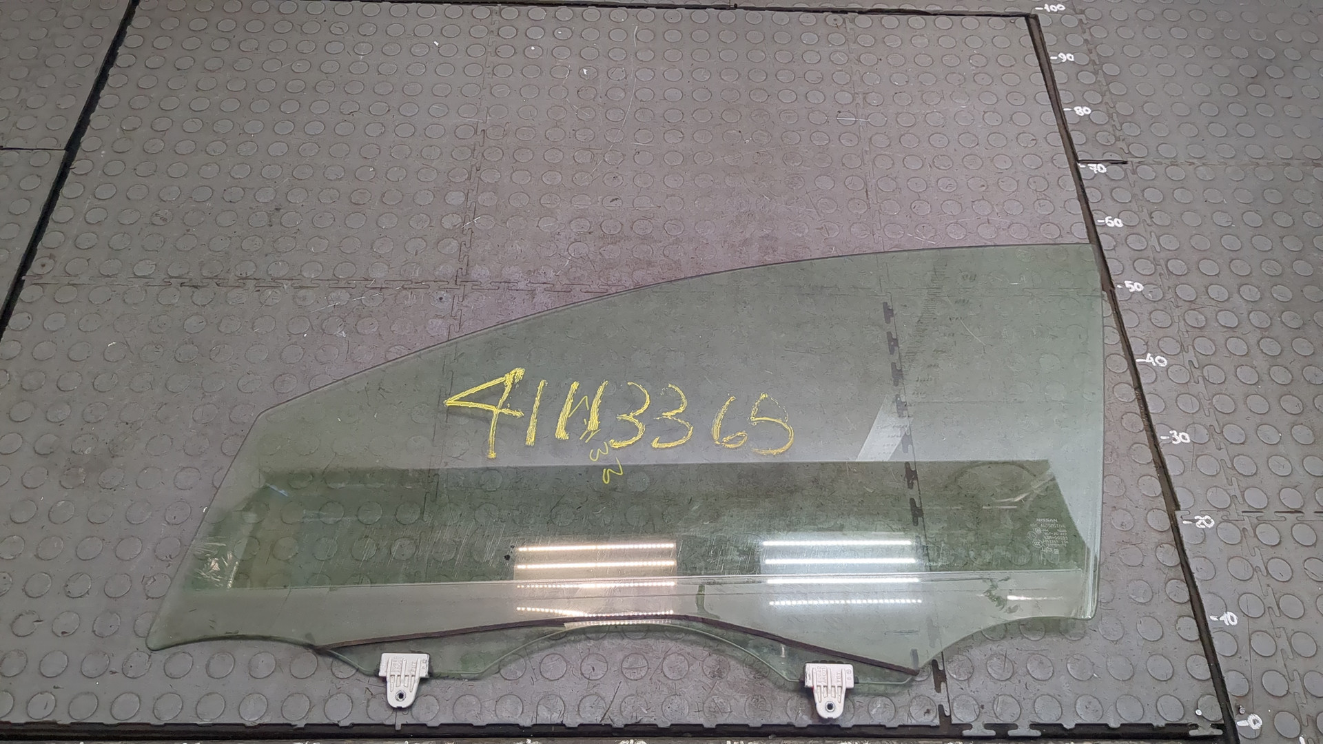 Стекло двери передней левой