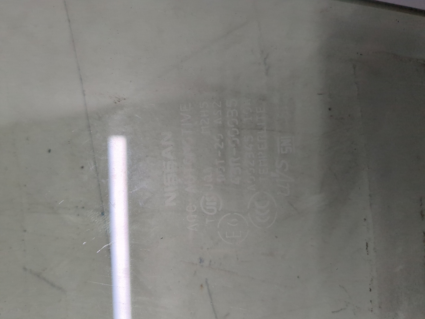 Стекло двери передней левой