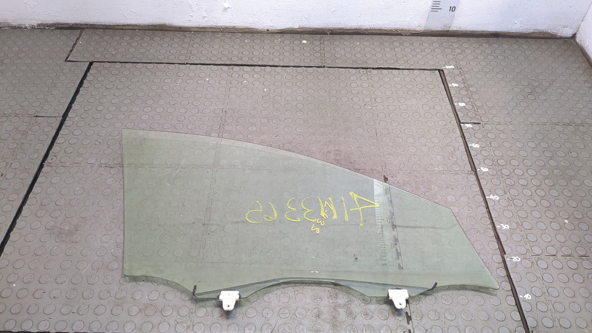 Стекло двери передней левой